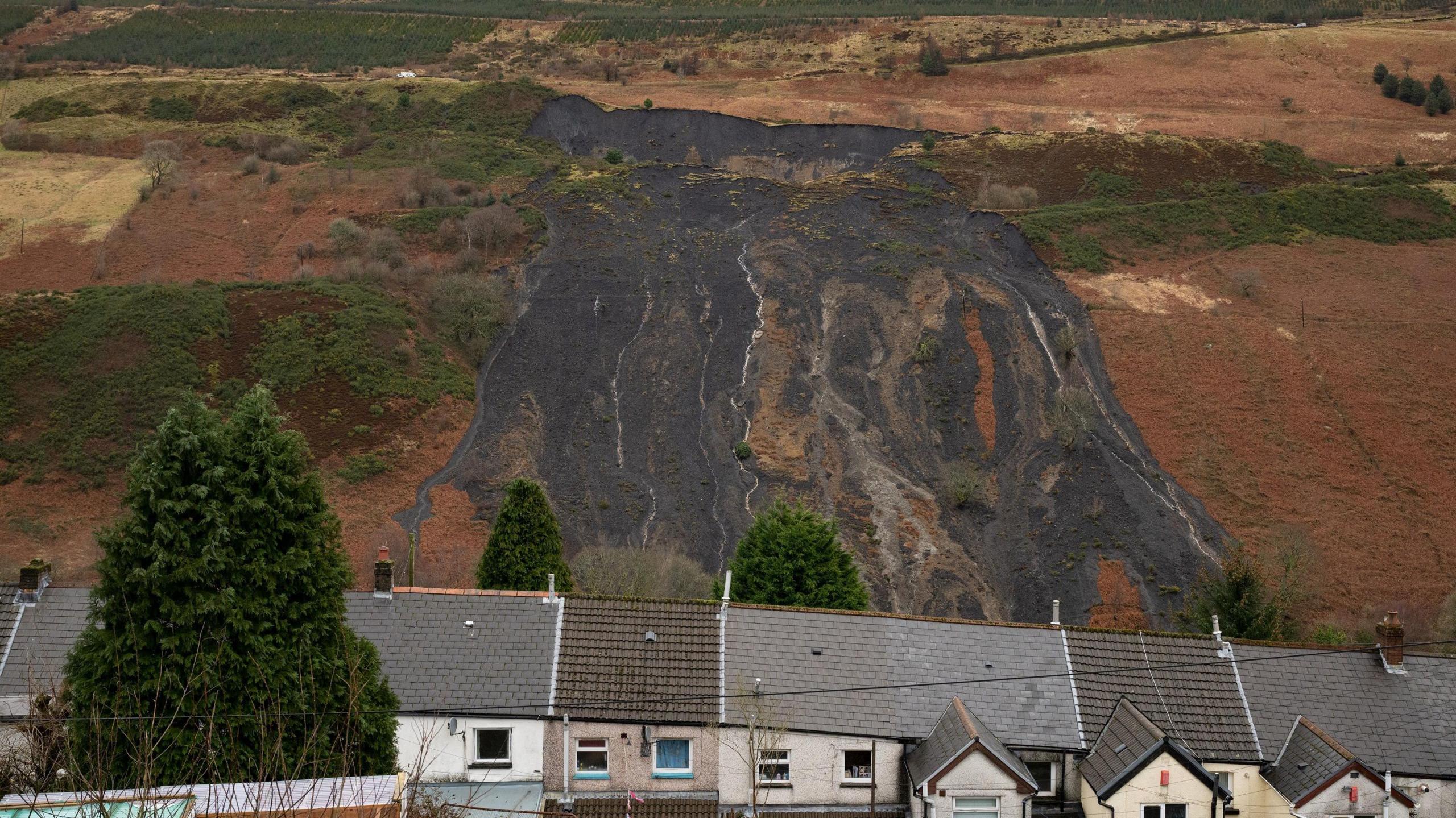 Llithrodd 60,000 o dunelli o wastraff glo i lawr ochr y mynydd ym Mhendyrus wedi glaw trwm Storm Dennis ym mis Chwefror 2020