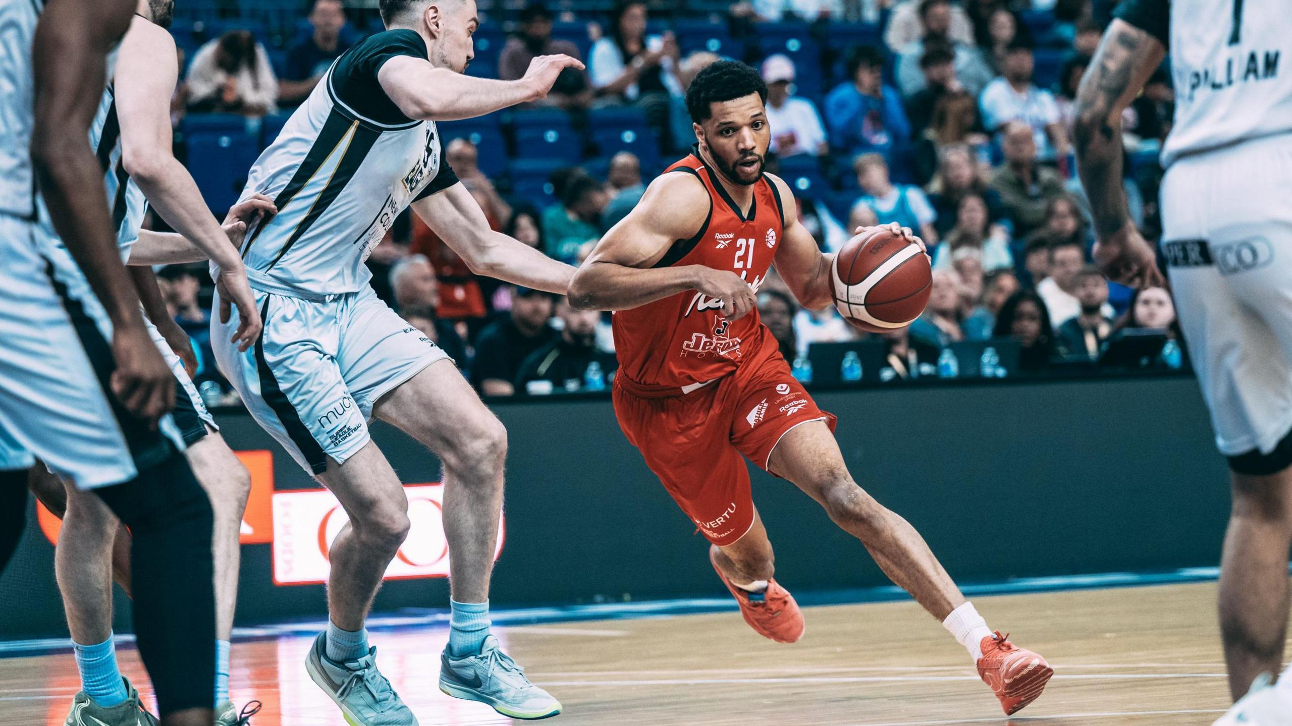 Zach Johnson takes on Newcastle Eagles' players