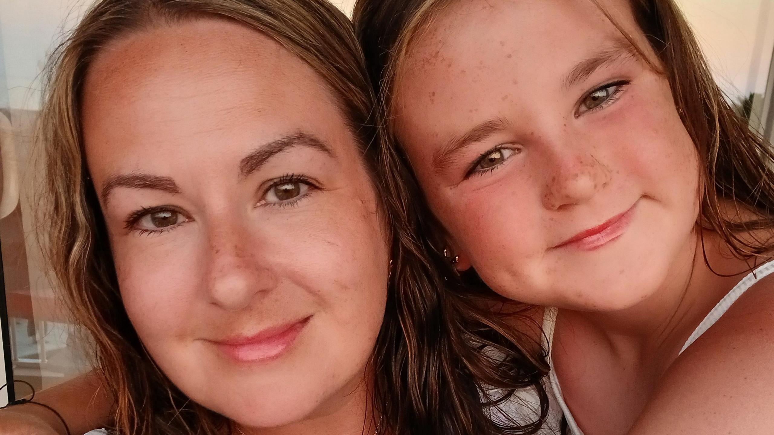 Kayleigh a'i merch Skylar