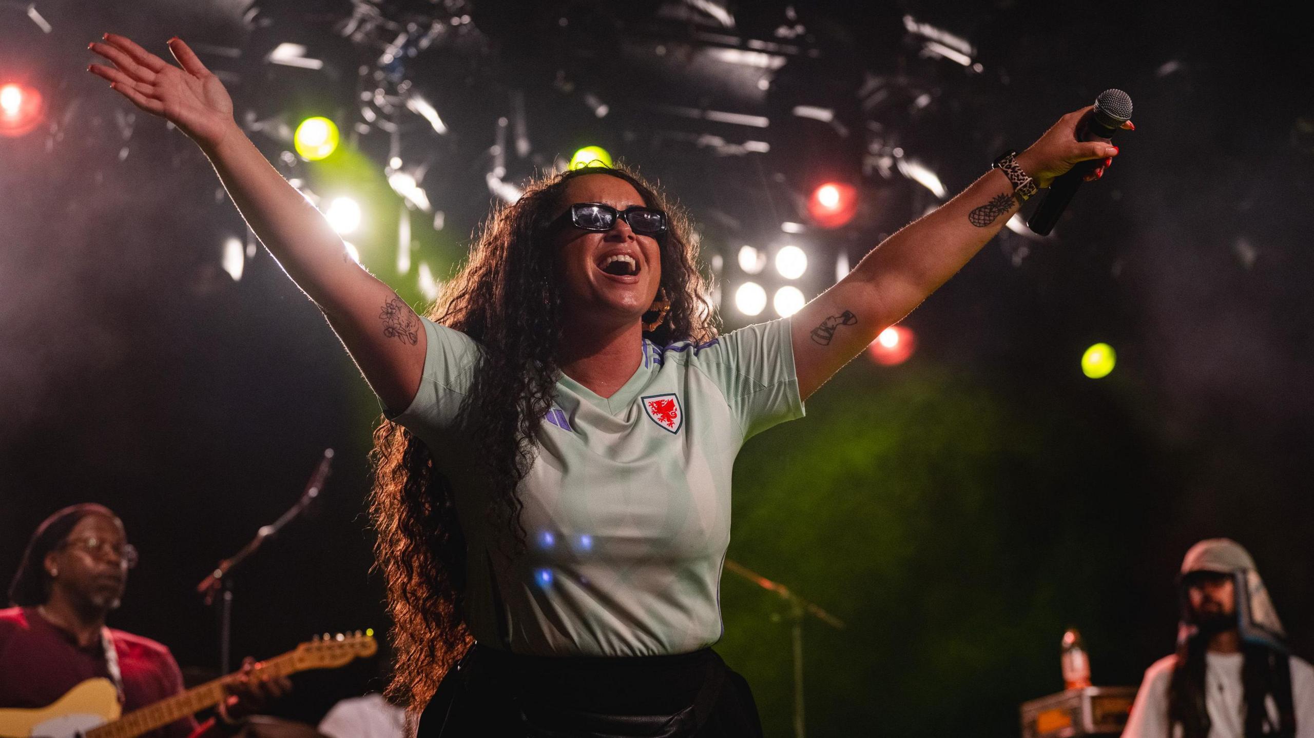 Aleighcia yn perfformio yn y Swisdir