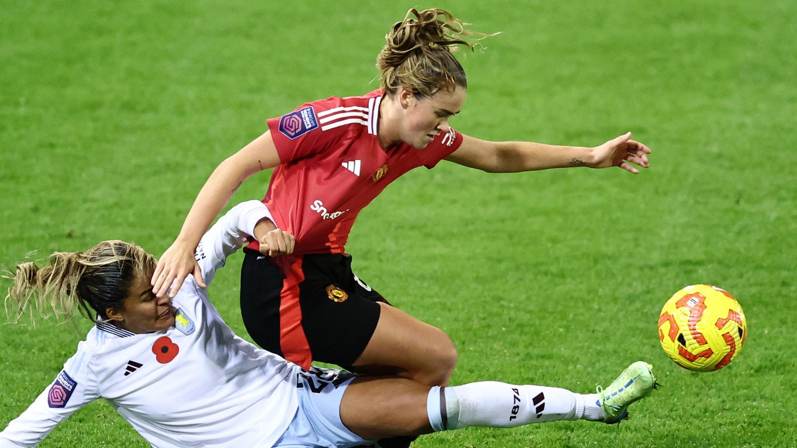 Grace Clinton of Manchester United is challenged by Gabi Nunes of Aston Villa