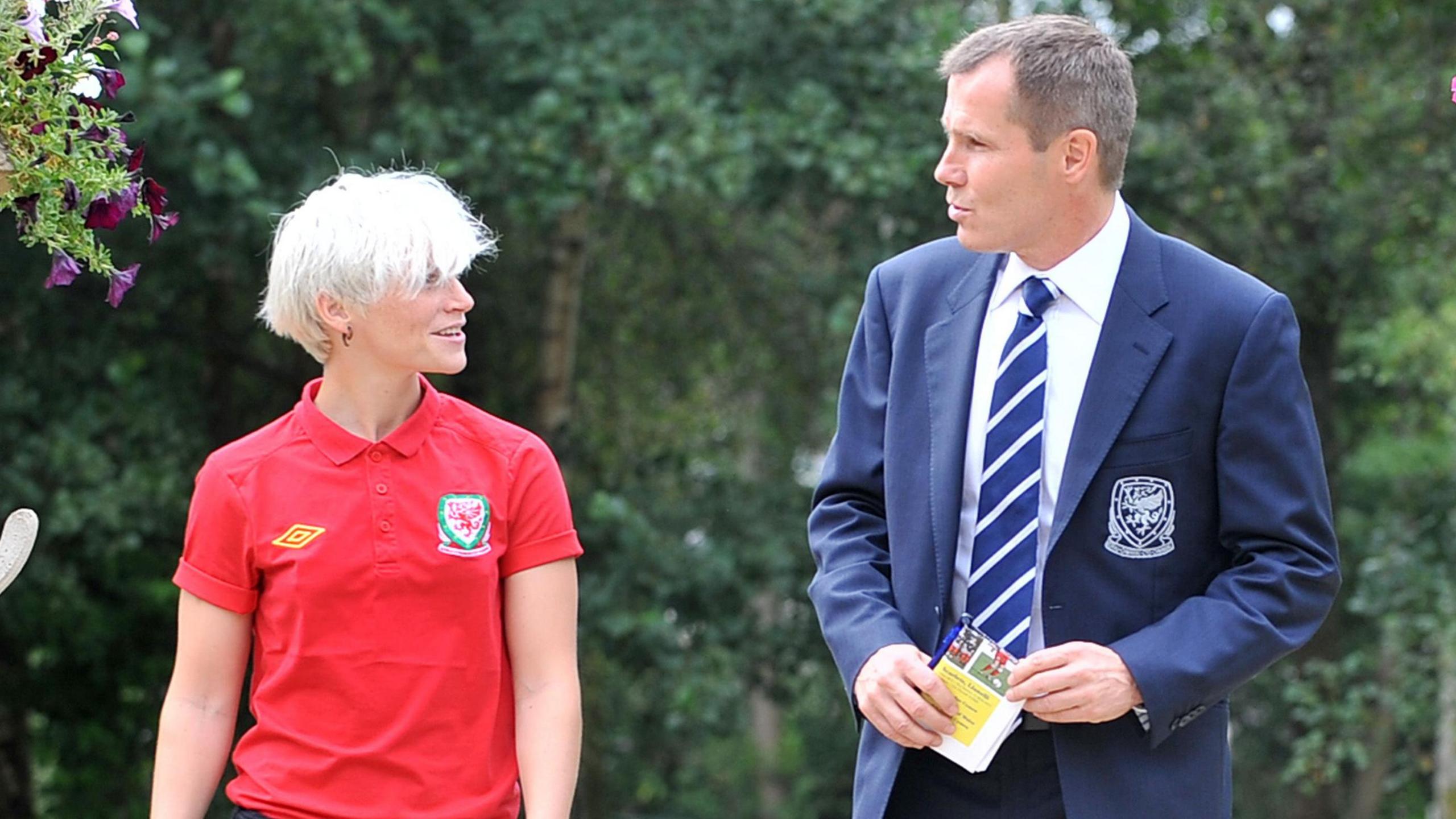 Jess Fishlock gyda cyn Cymru hyfforddwr Jarmo Matikainen yn 2012