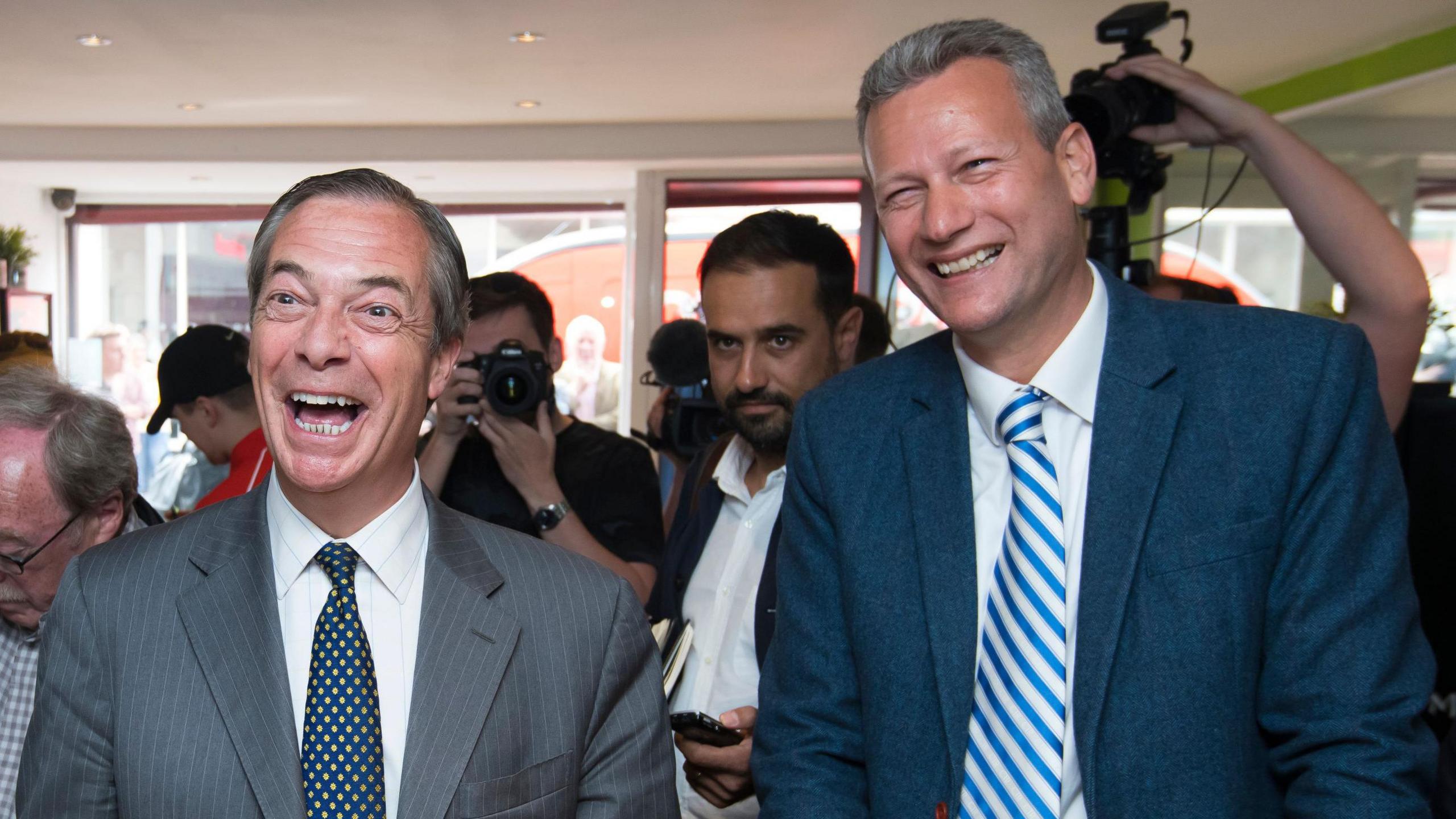 Nigel Farage a Nathan Gill yn ymgyrchu gyda'i gilydd ar ran Plaid Brexit ym Merthyr Tudful yn 2019