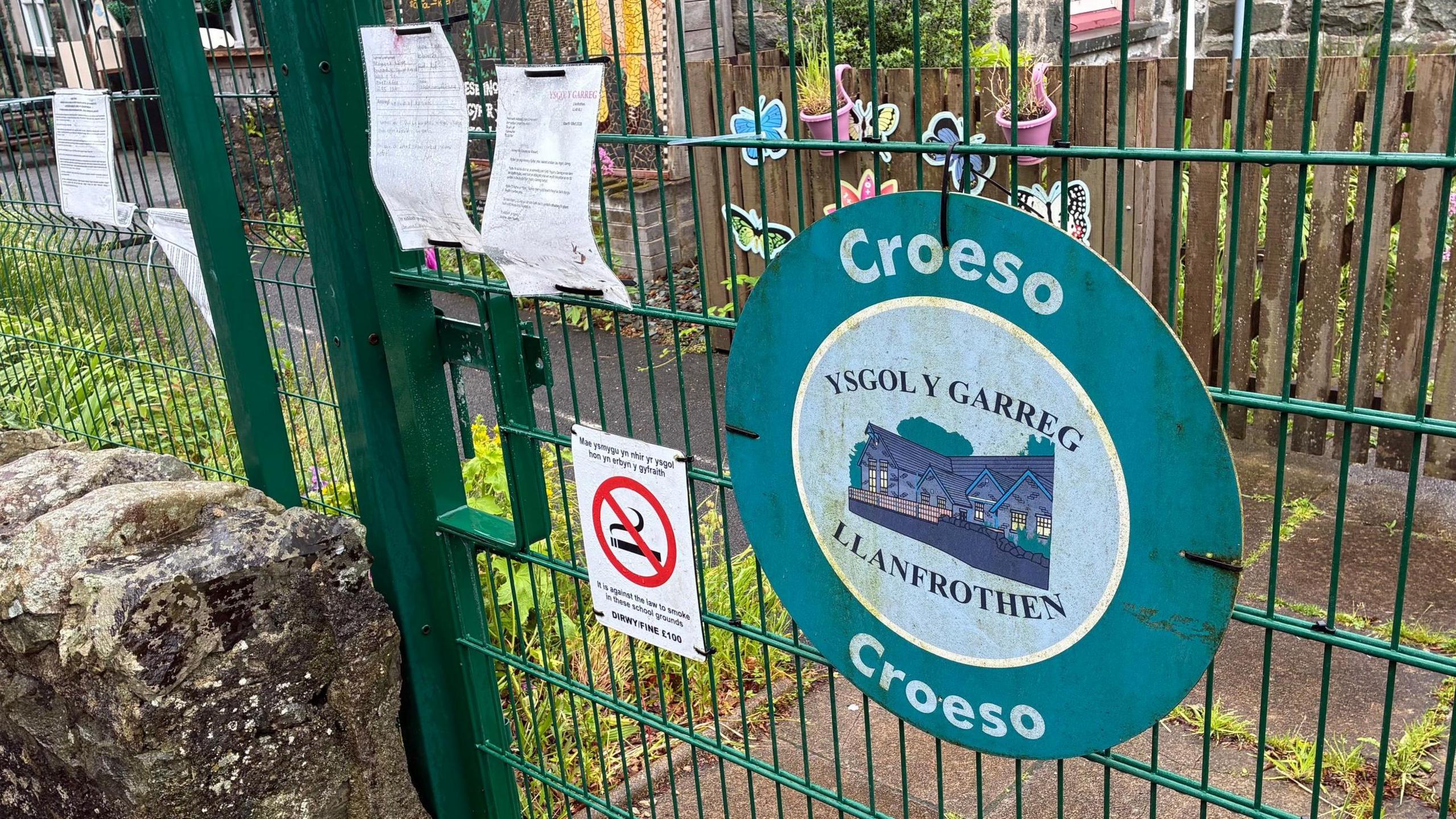 Giât Ysgol Y Garreg, ag arni arwydd croeso i'r ysgol
