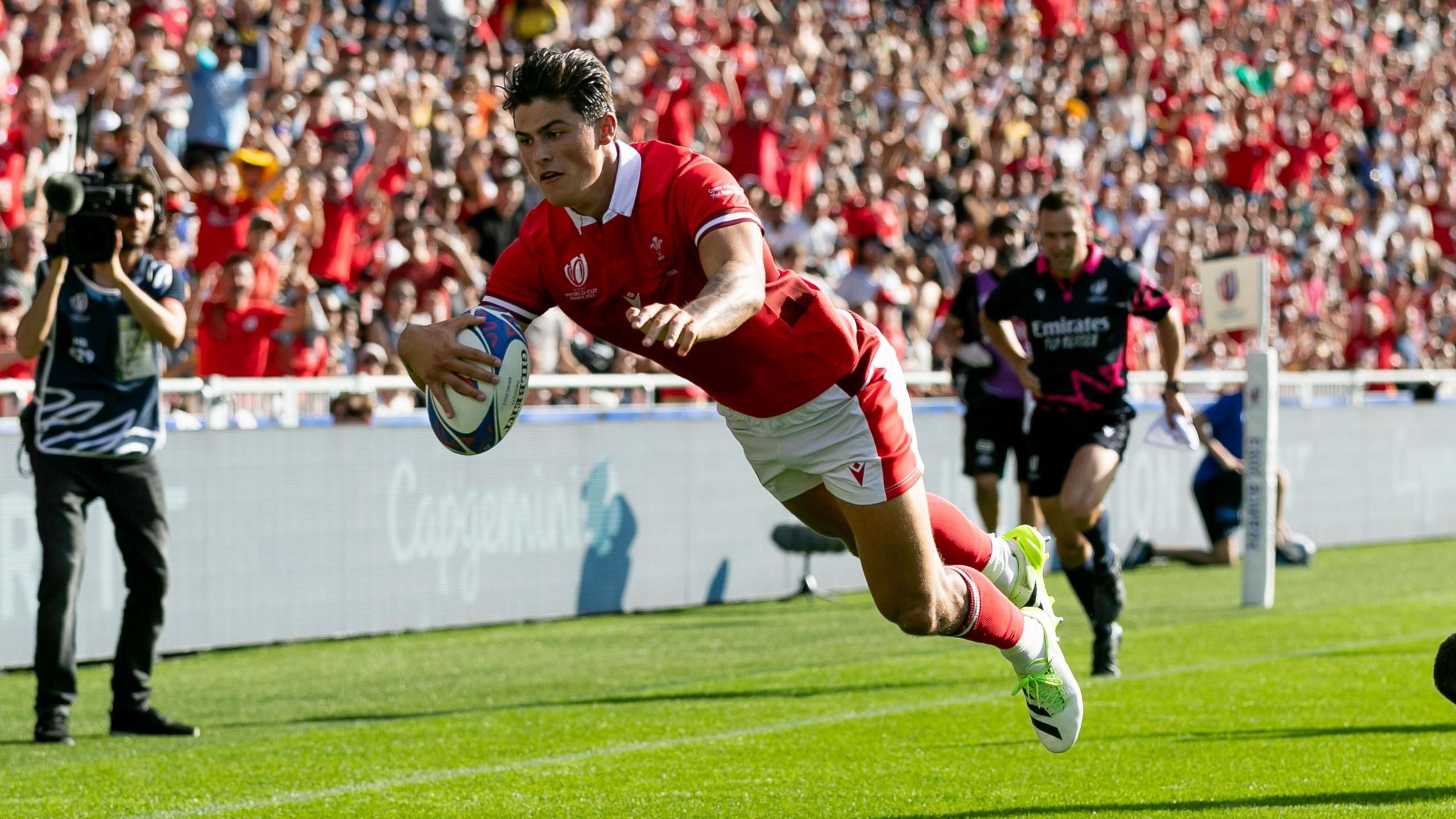 Louis Rees-Zammit in action for Wales in rugby