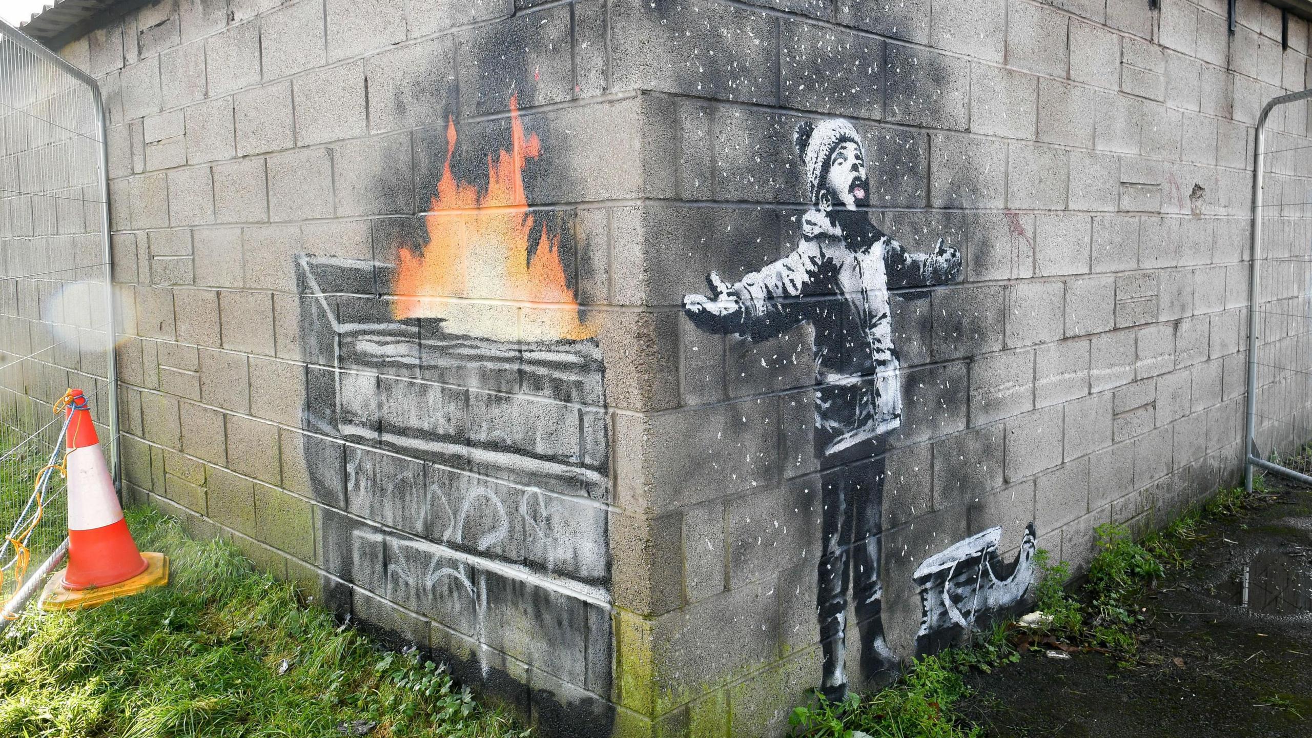 Graffiti Banksy ym Mhort Talbot