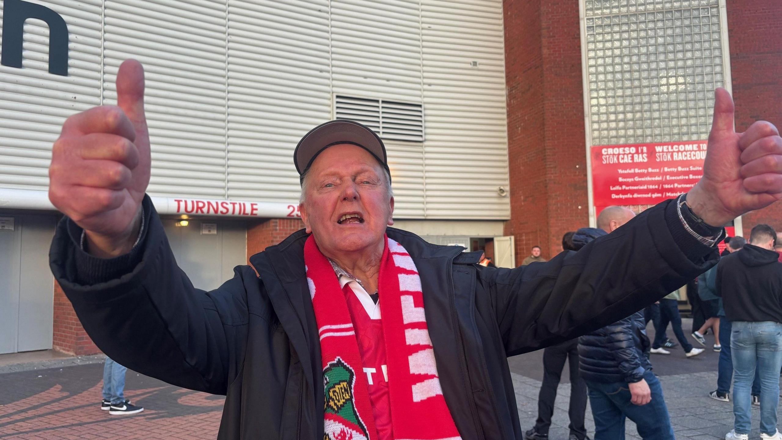 Cefnogwr Wrecsam yn dathlu 
