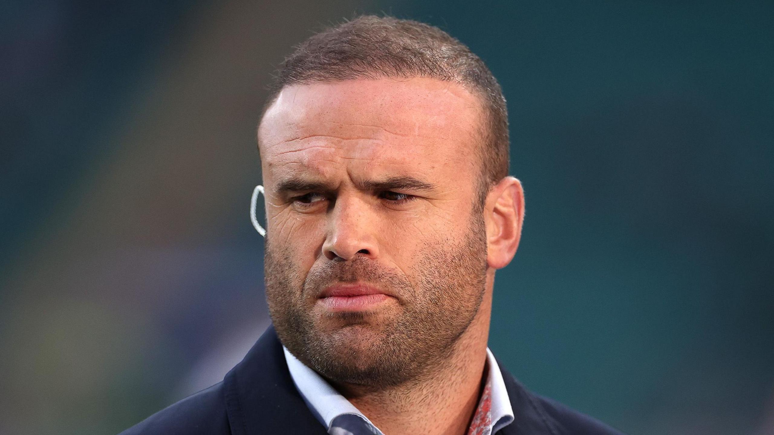 Jamie Roberts trabajando como experto en medios