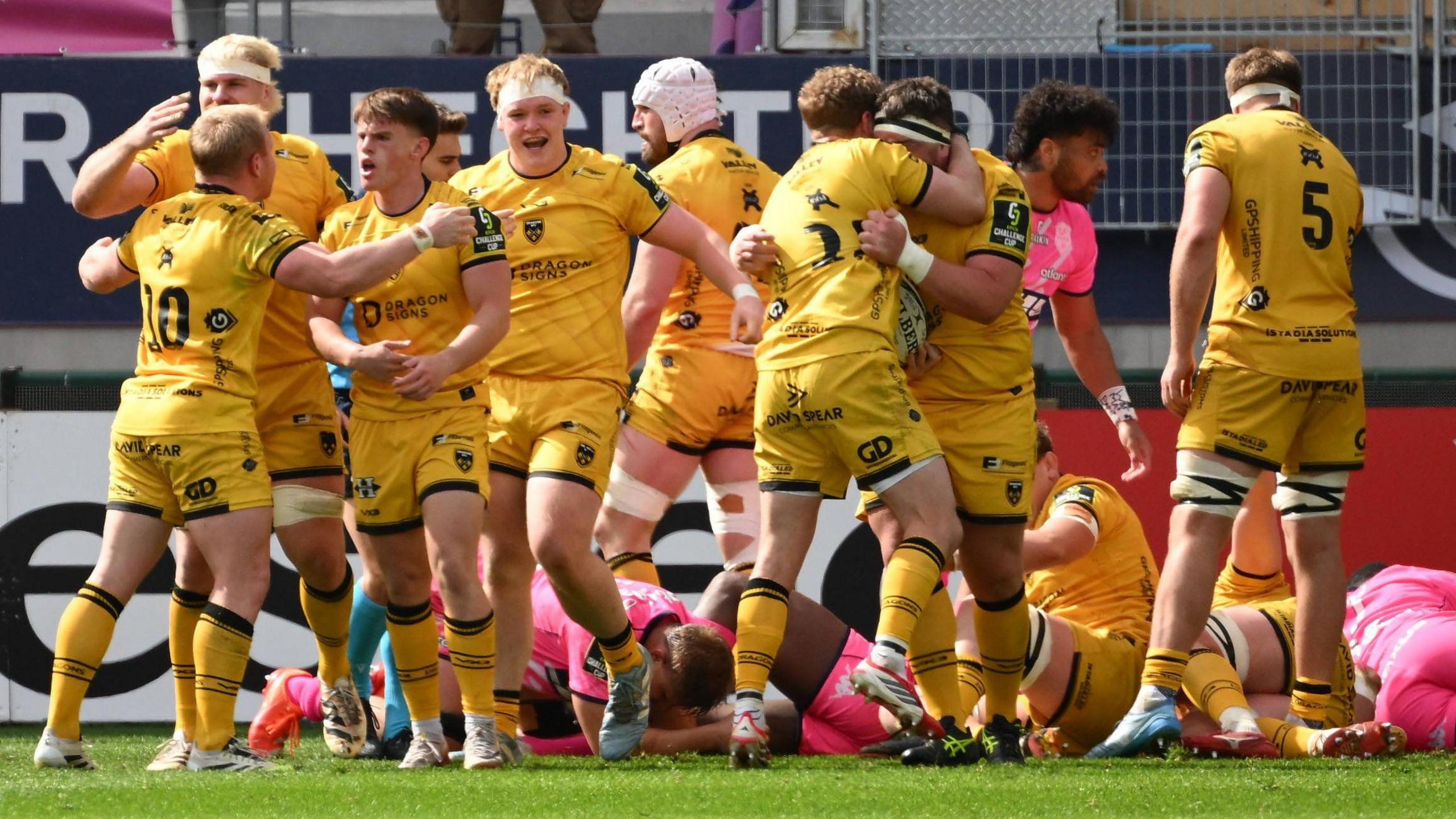 Dragons celebrate their winning try at Stade Francais