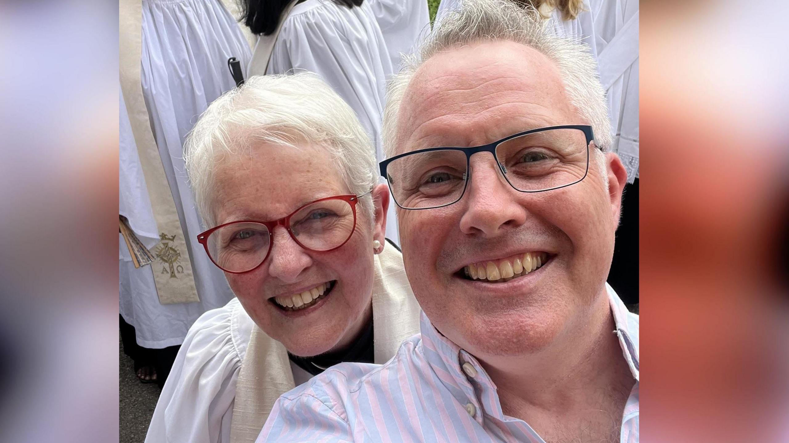 Elinor Talfan ar ddiwrnod ei hordeinio yng nghwmni ei mab Tomos