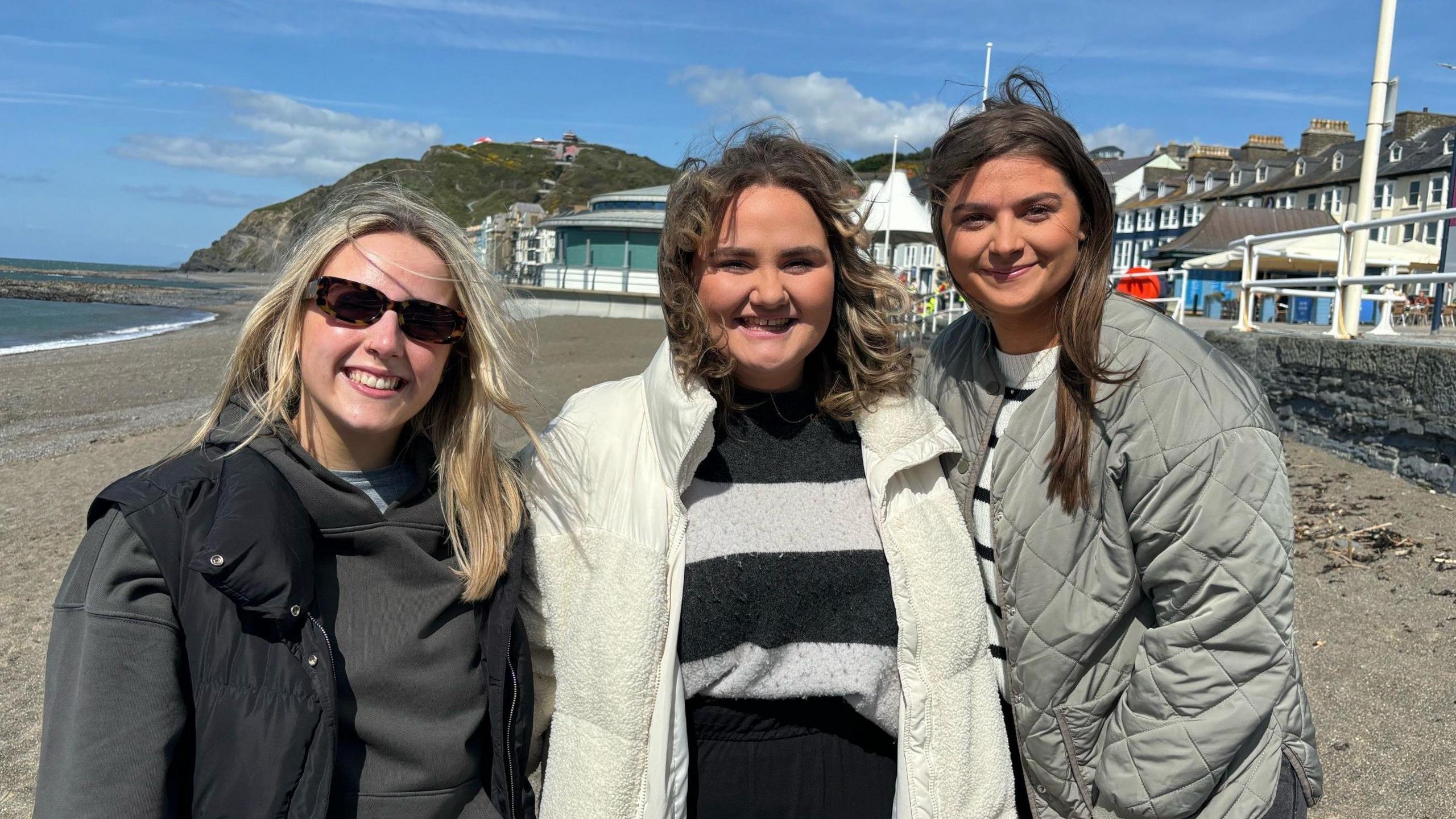 Cerys (canol) gyda Bethan Ruck a Lowri Butler- Griffiths