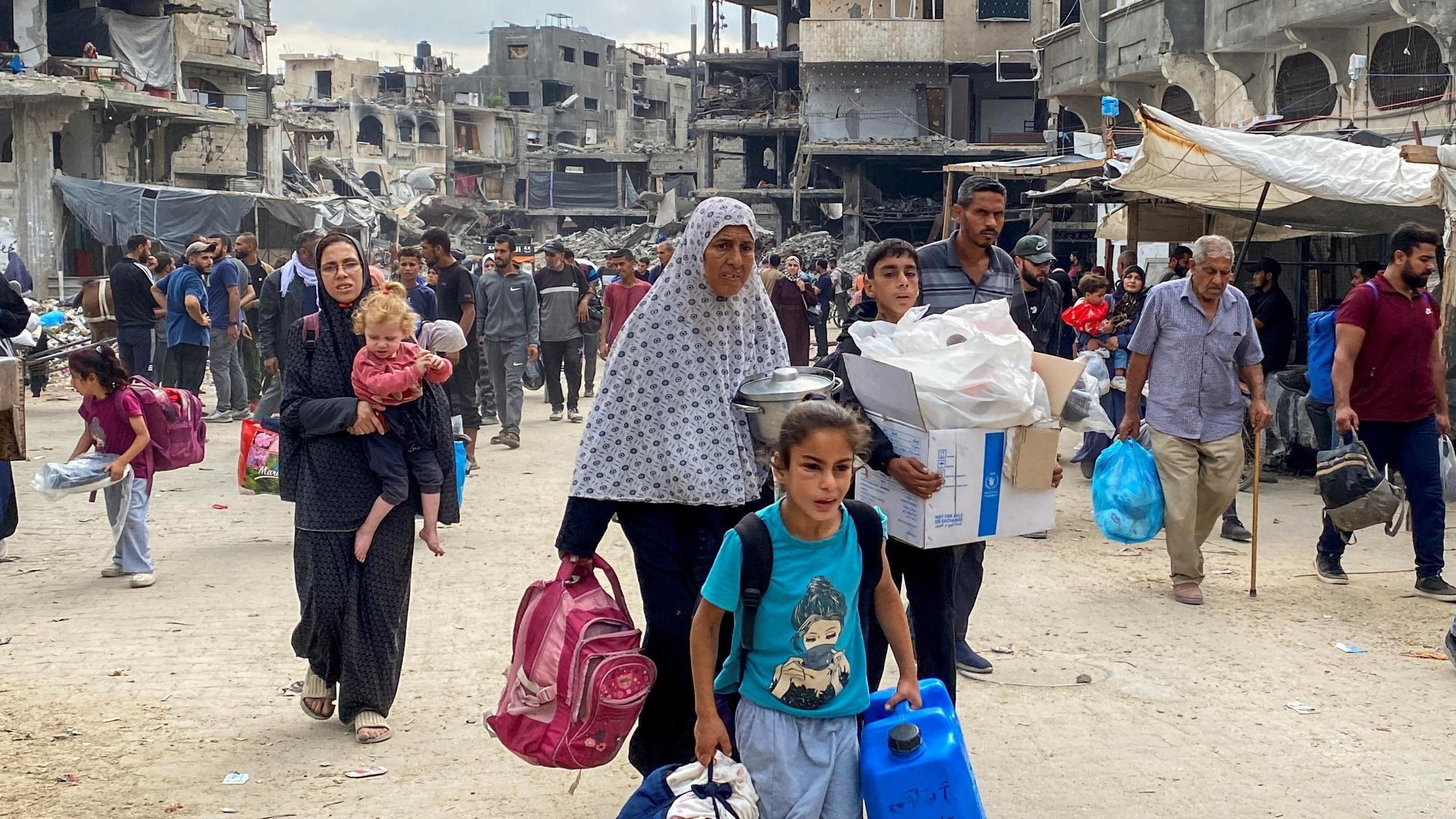 Displaced Palestinians flee Jabalia and other areas in the northern Gaza Strip following an Israeli evacuation order (6 October 2024)