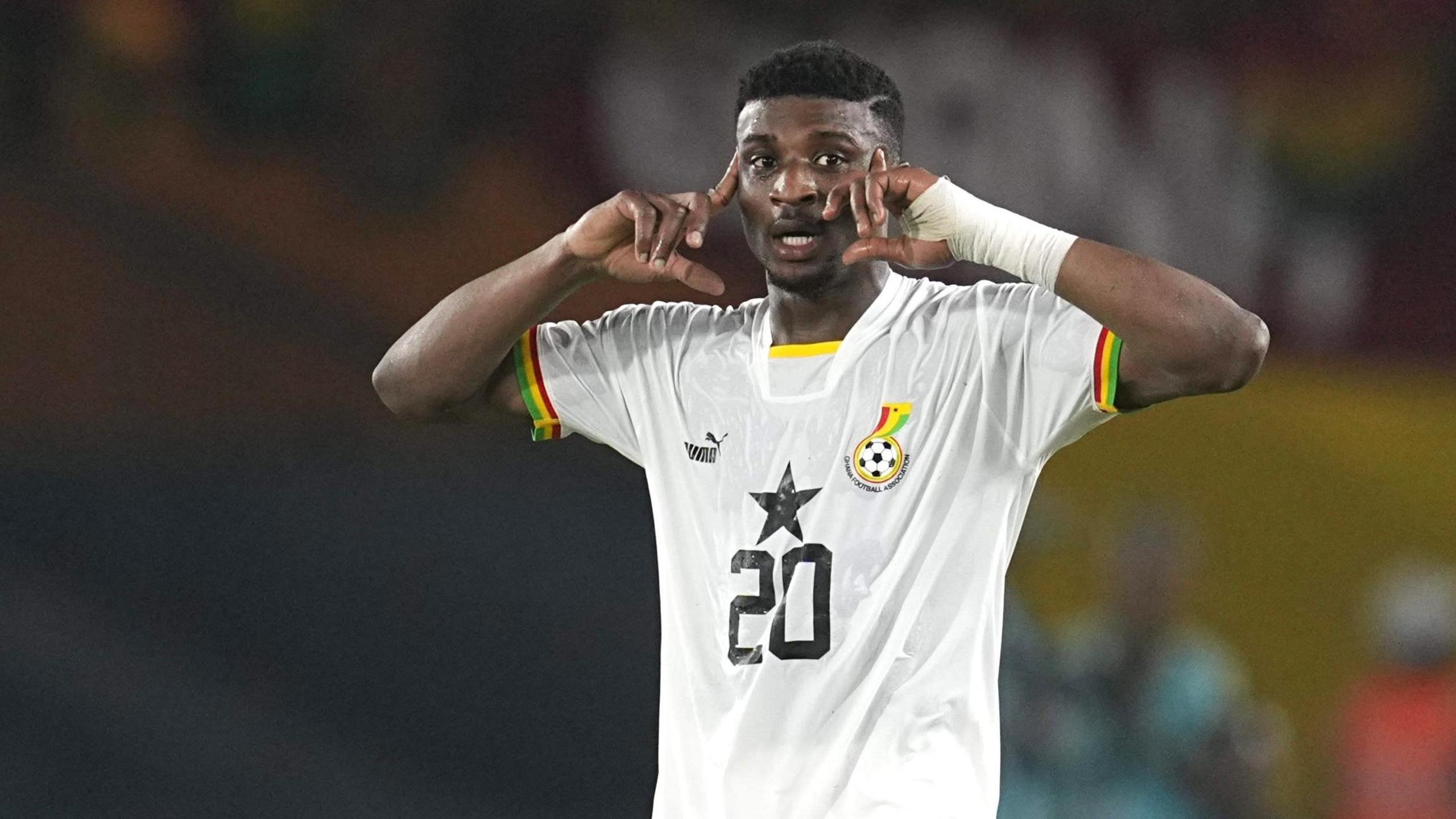 Mohammed Kudus points to his head during a match for Ghana's Black Stars