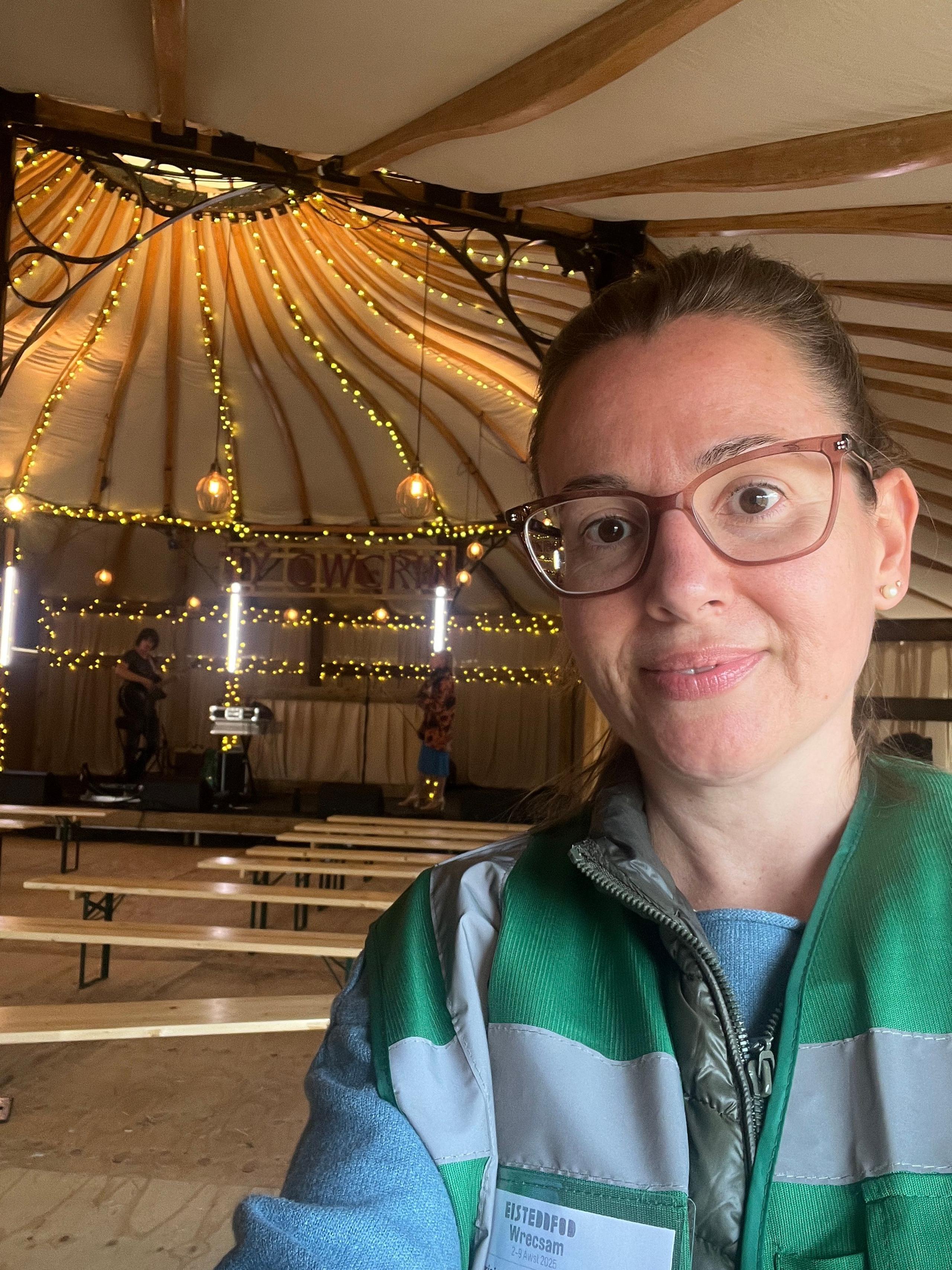 Patricia yn gwirfoddoli yn y Tŷ Gwerin