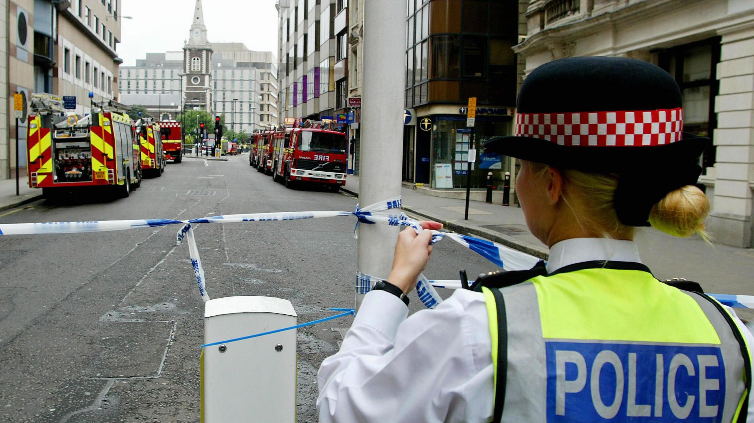 Gorsaf drenau tanddaearol Aldgate ar gau wedi'r ymosodiad