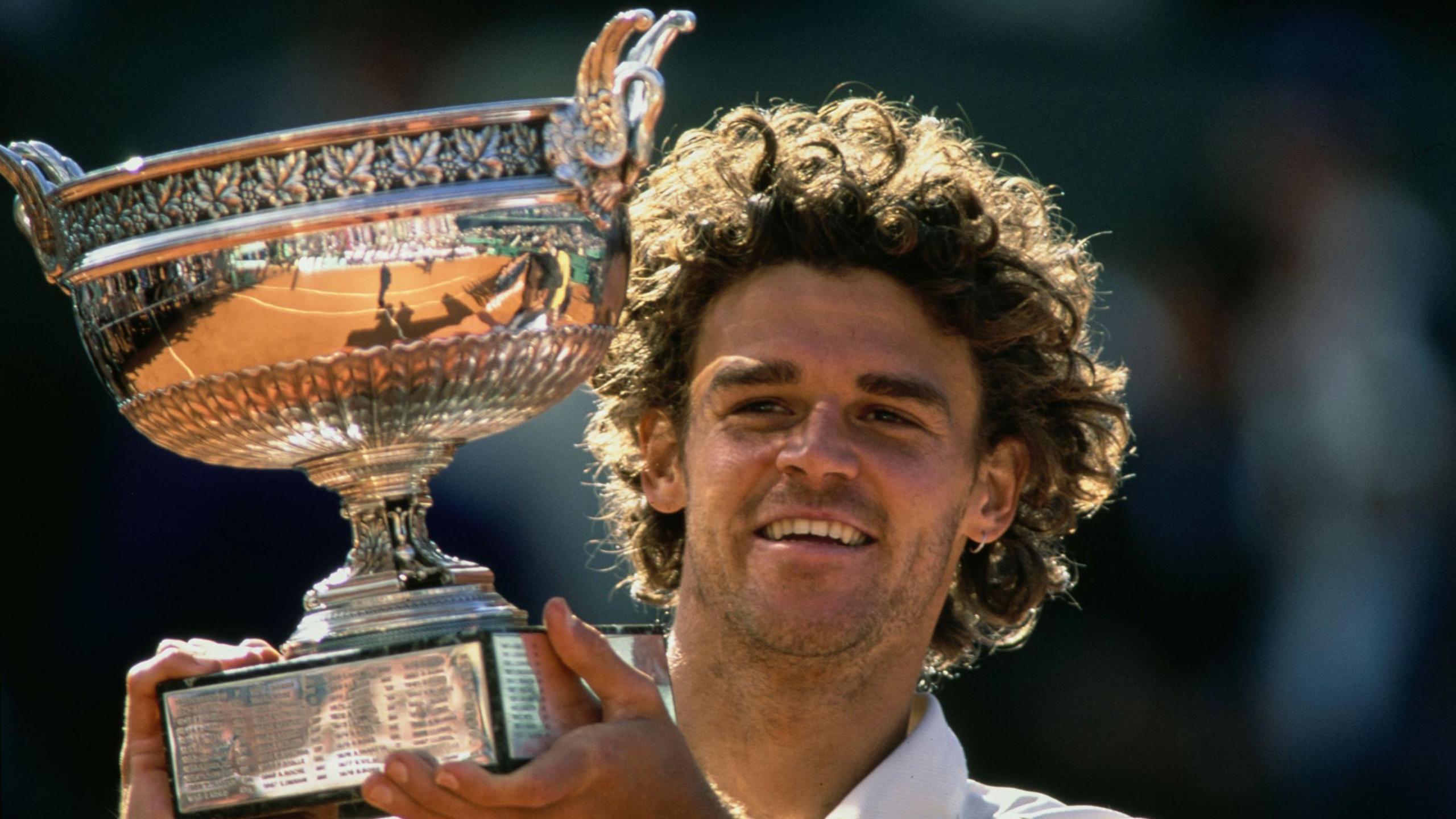 Gustavo Kuerten lifts the French Open title in 2001