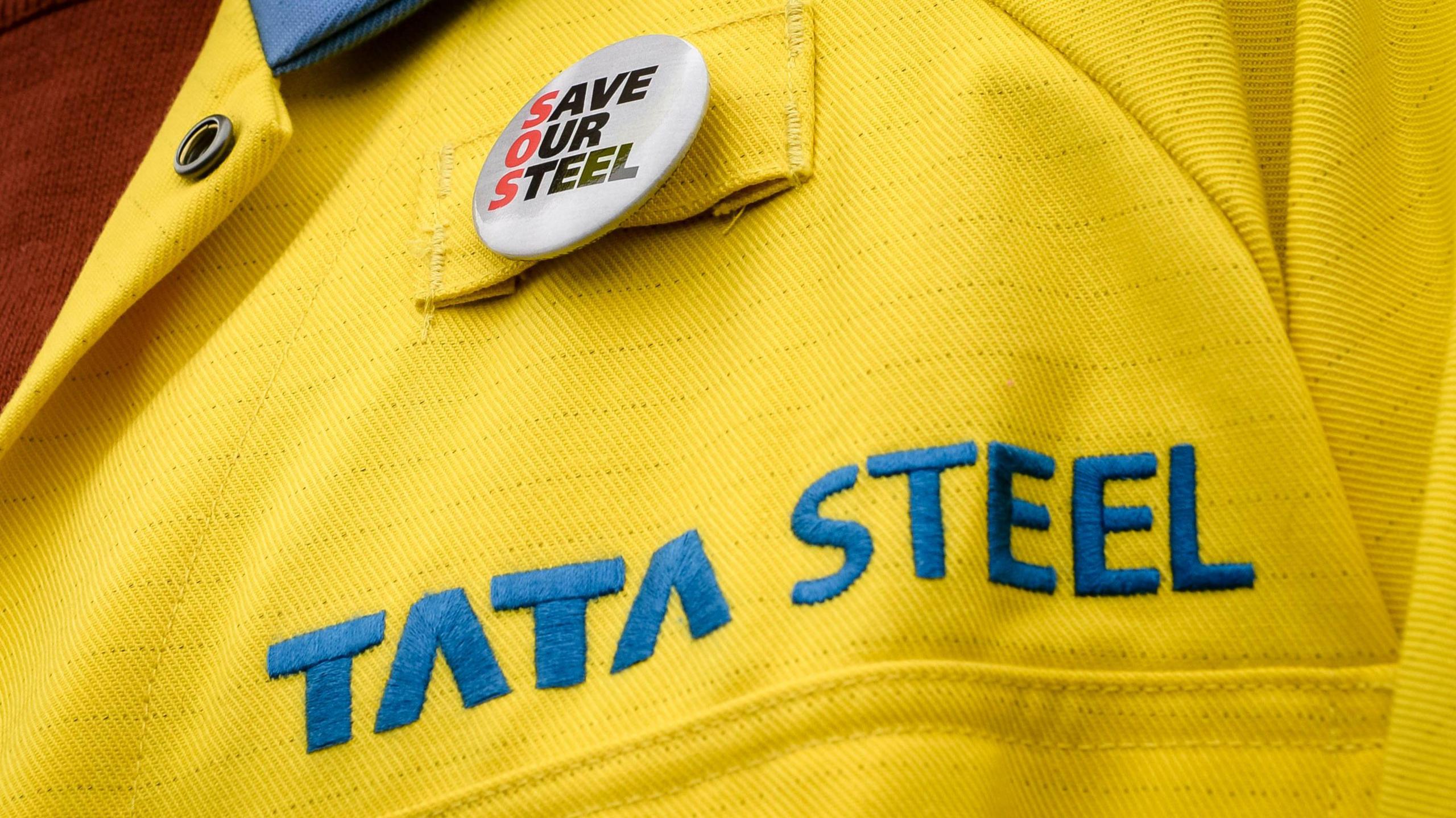 Llun agos o logo Tata Steel ar grys gweithiwyr, a bathodyn un o'r undebau sy'n dweud: "Save Our Steel".