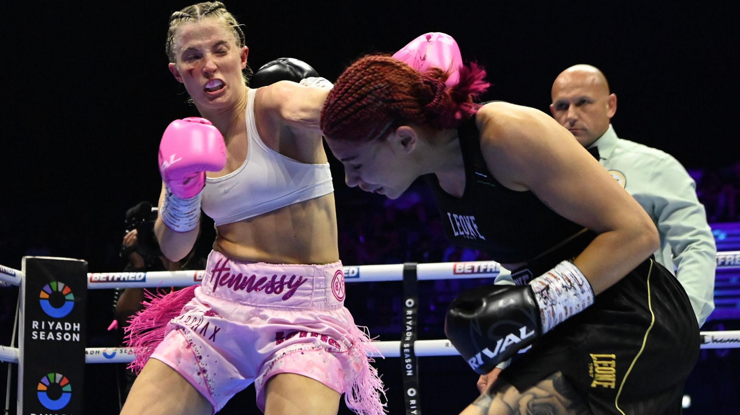 Francesca Hennessy throws a straight right against Aurora de Persio in London. 