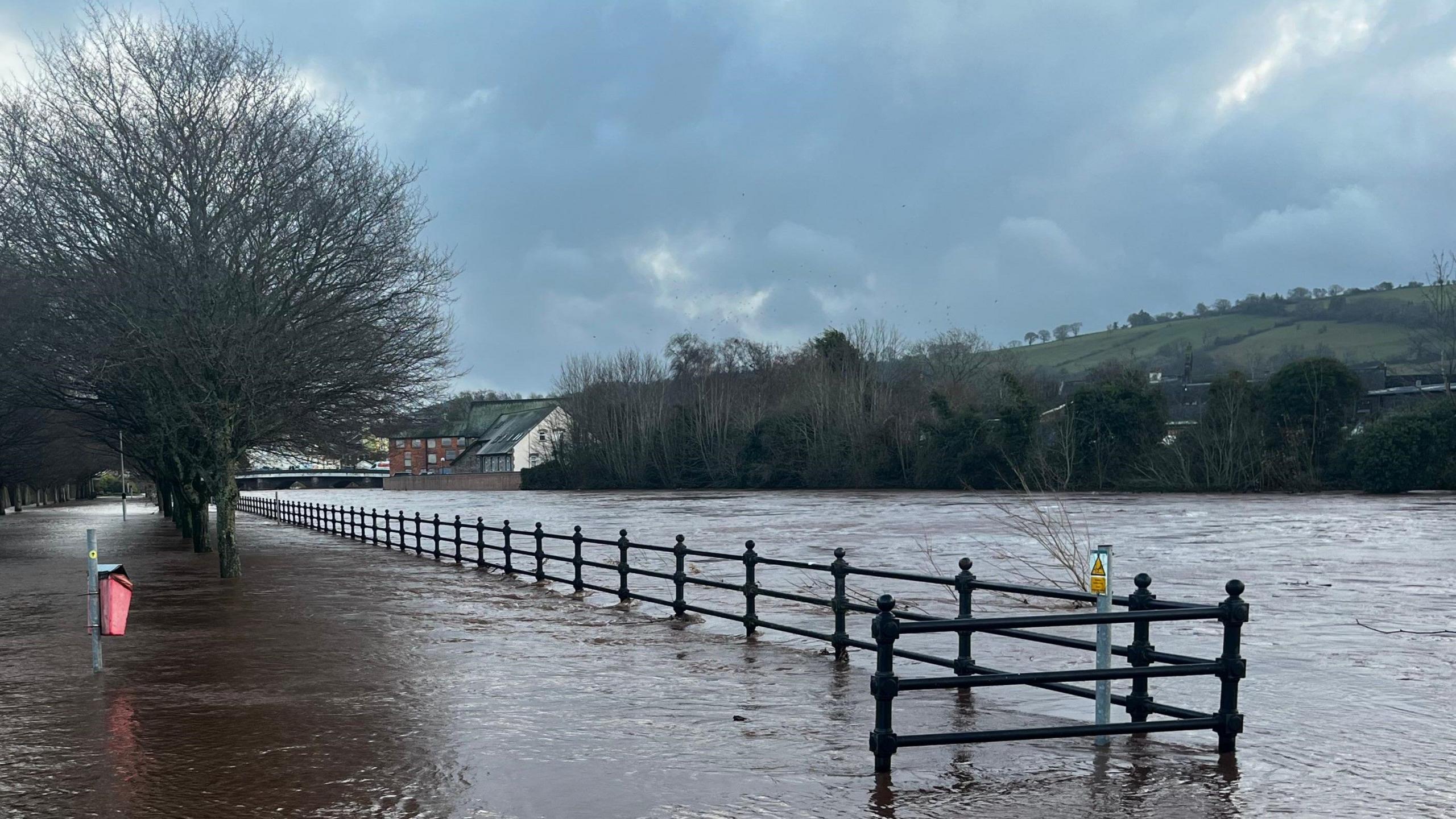 llifogydd yn Aberhonddu