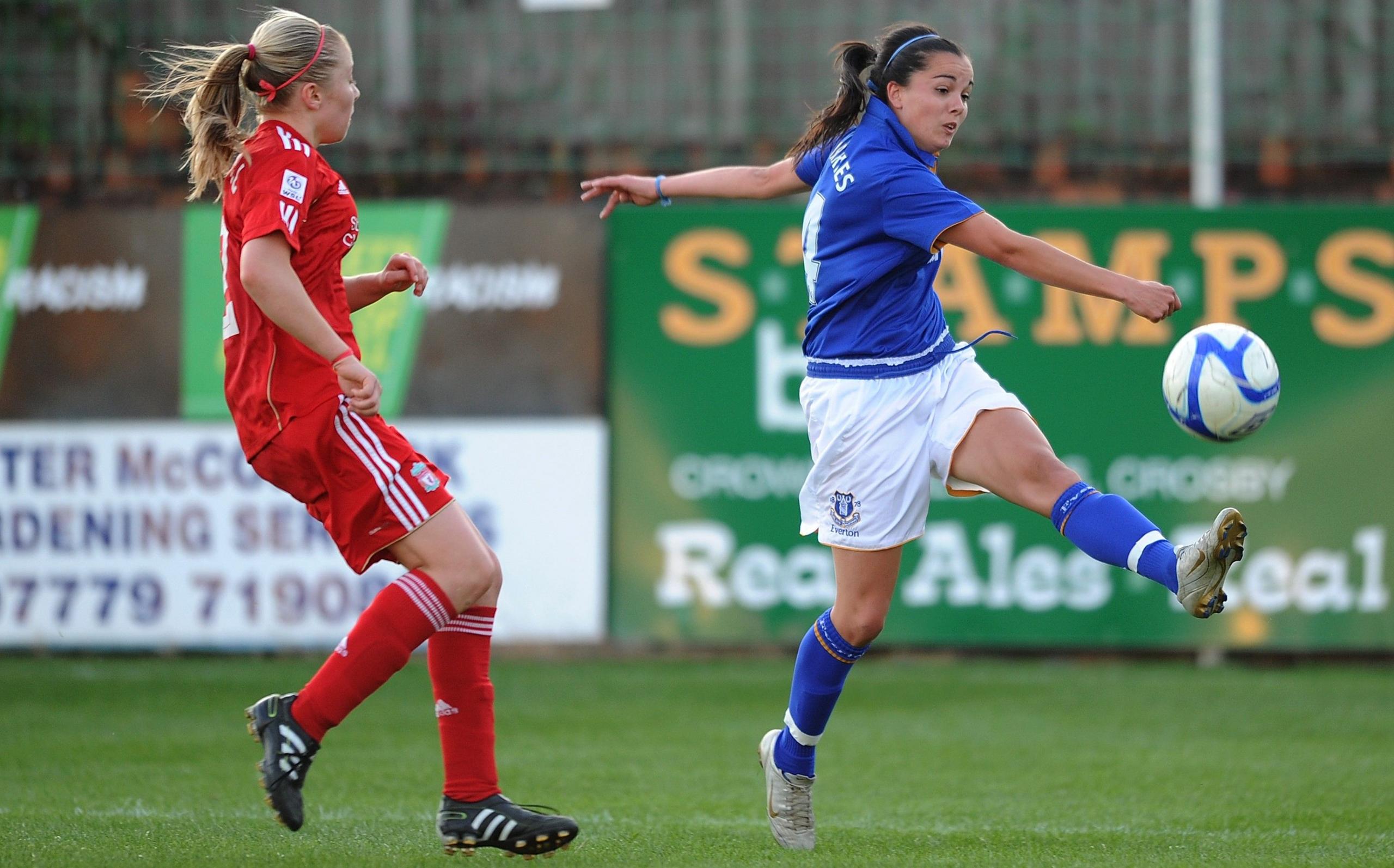 Gwennan Harries yn chwarae mewn cit Everton