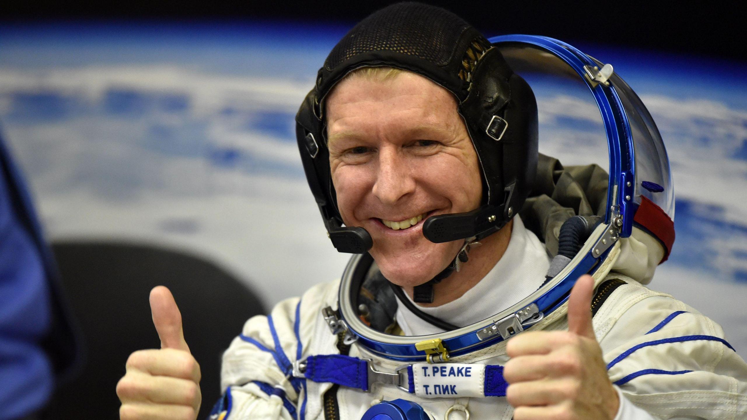 Tim Peake mewn gwisg gofodwr.