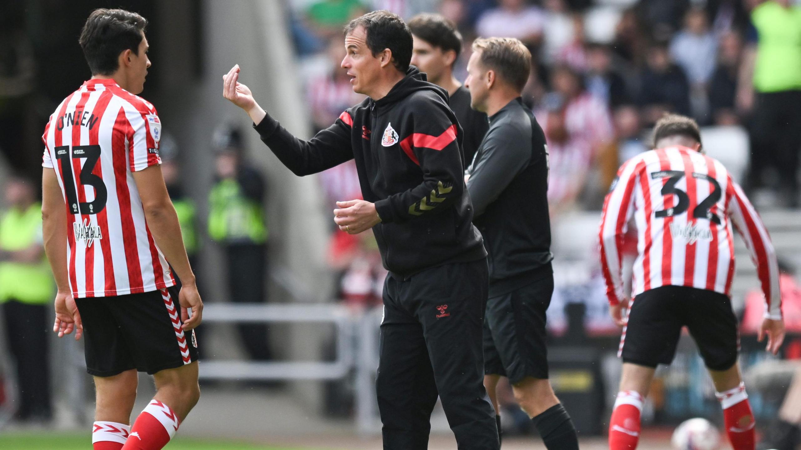 Regis Le Bris speaks to Luke O'Nien during Sunderland's 4-0 win against Sheffield Wednesday