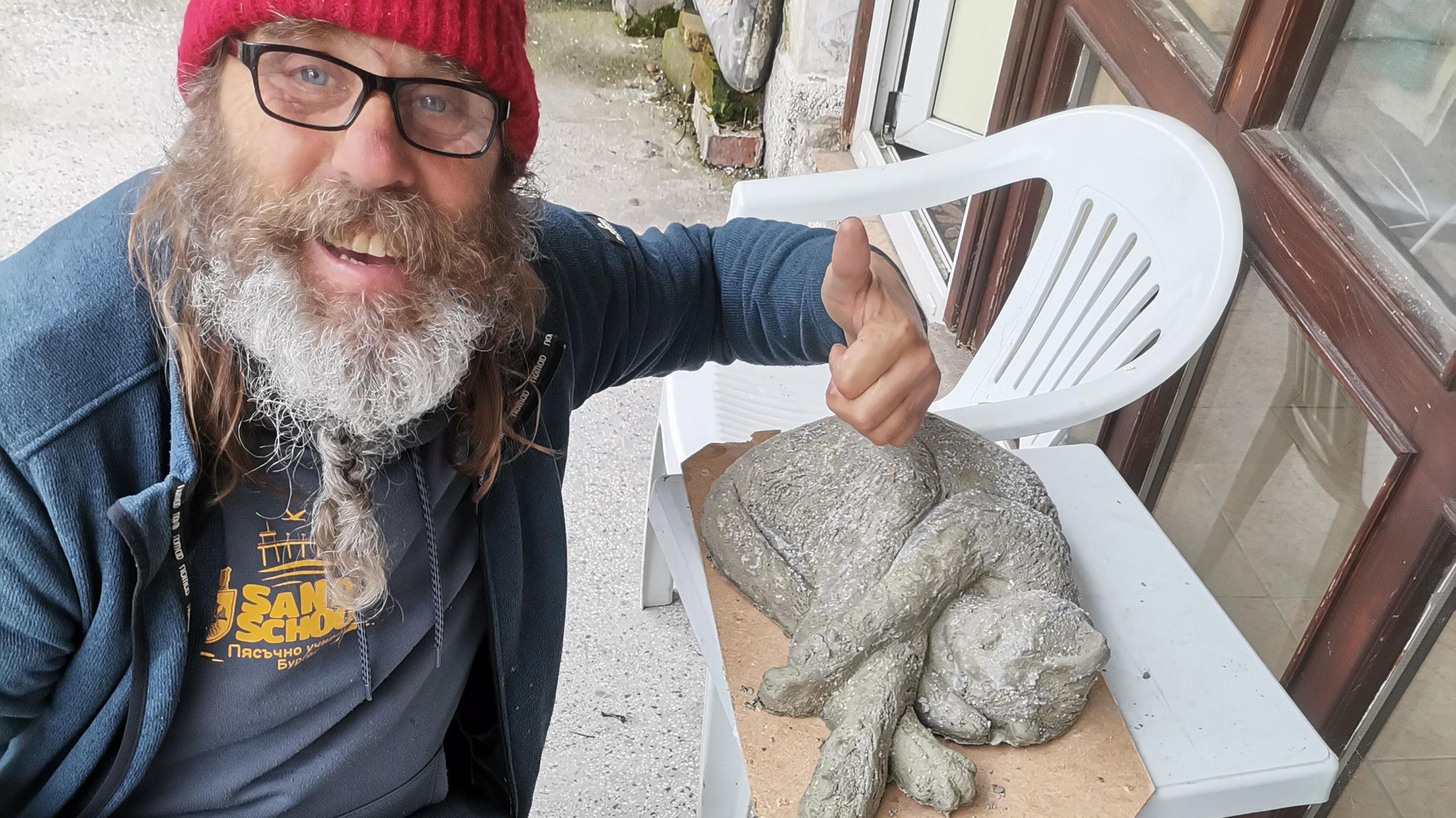 Paul Hoggard with statue of Tilly