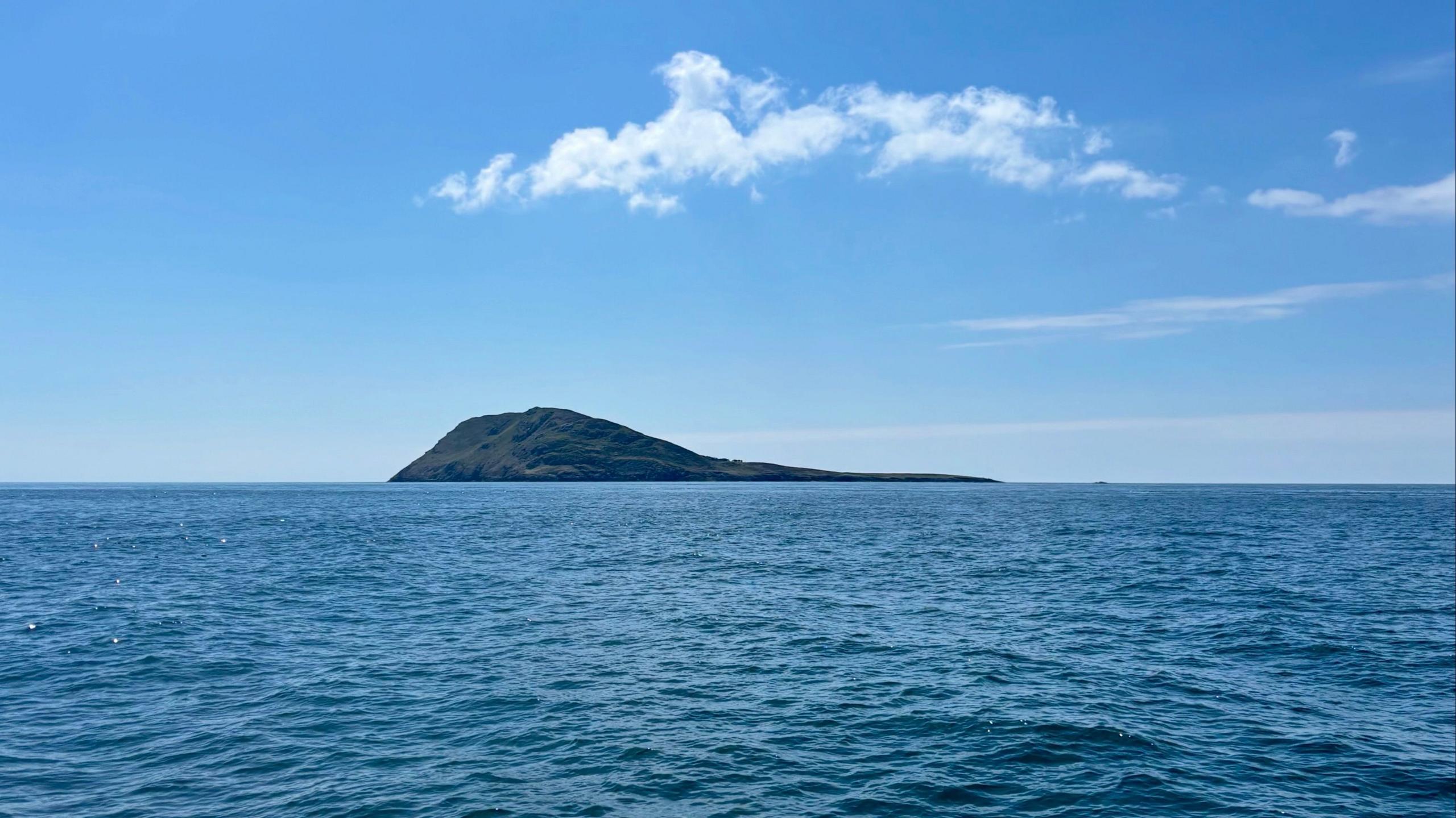 Ynys Enlli o'r môr