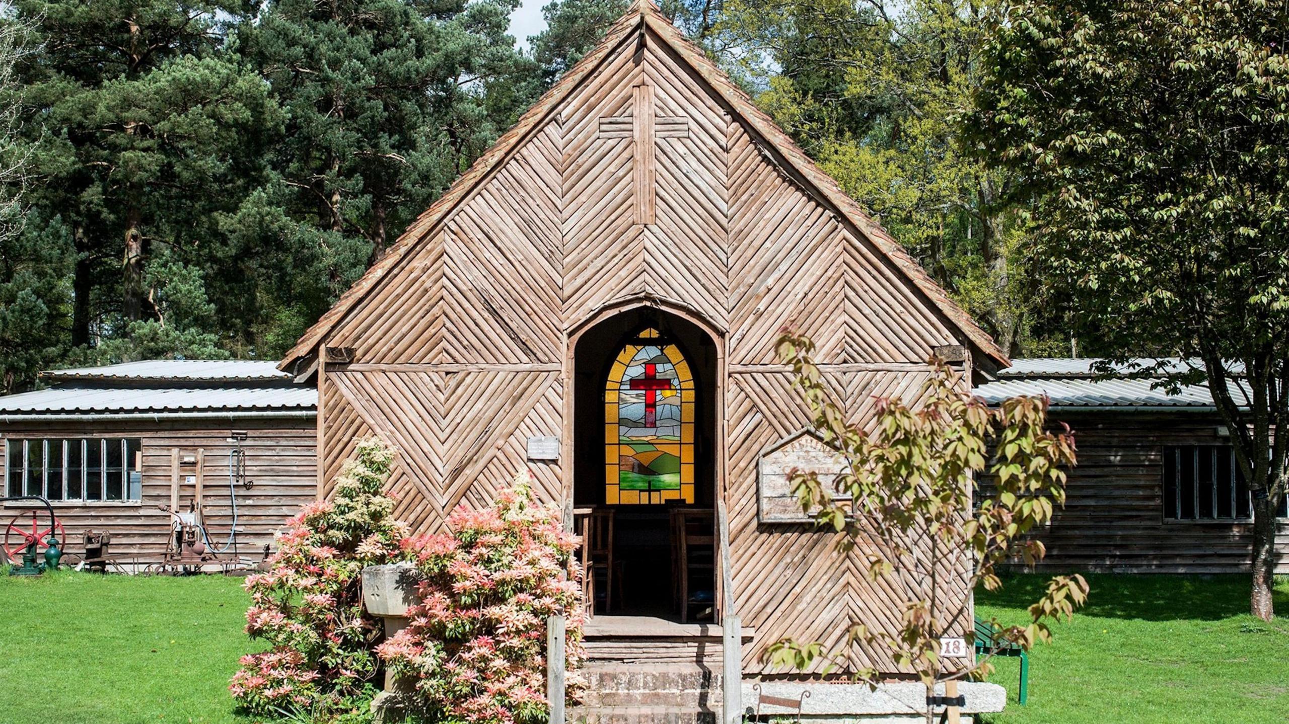 A building in the garden of the museum 