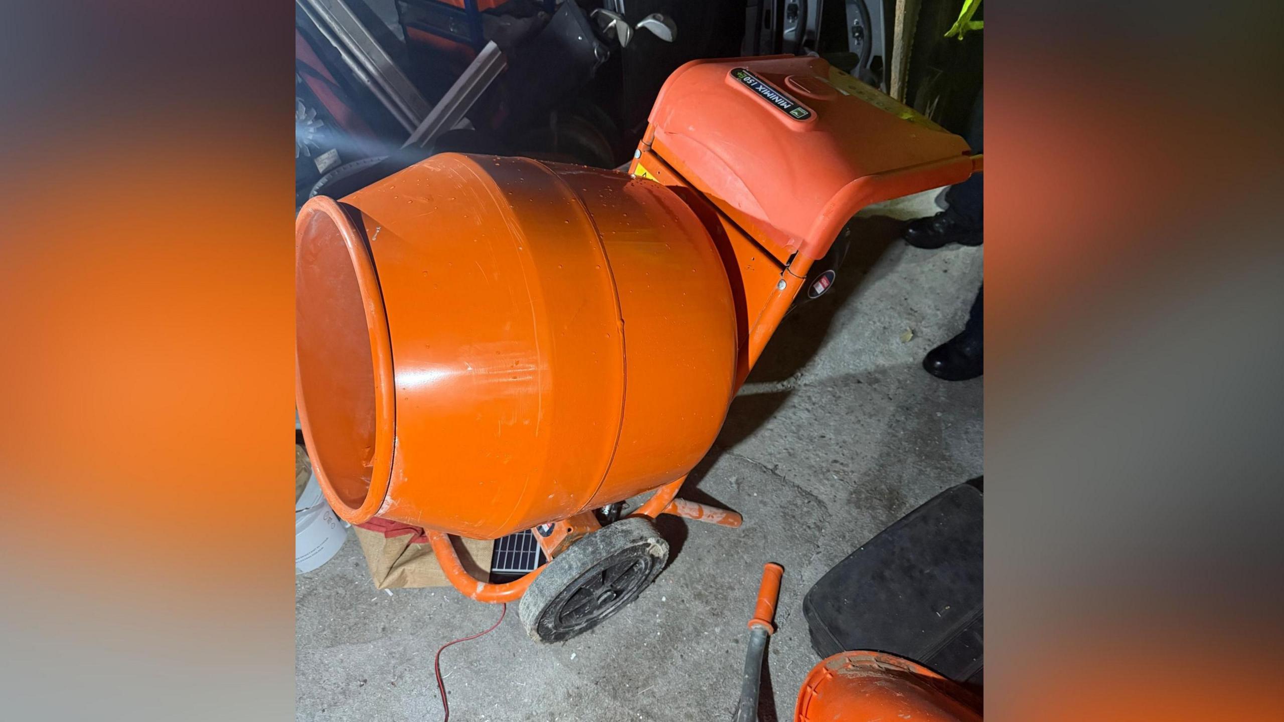 Llun o gymysgydd sment oren