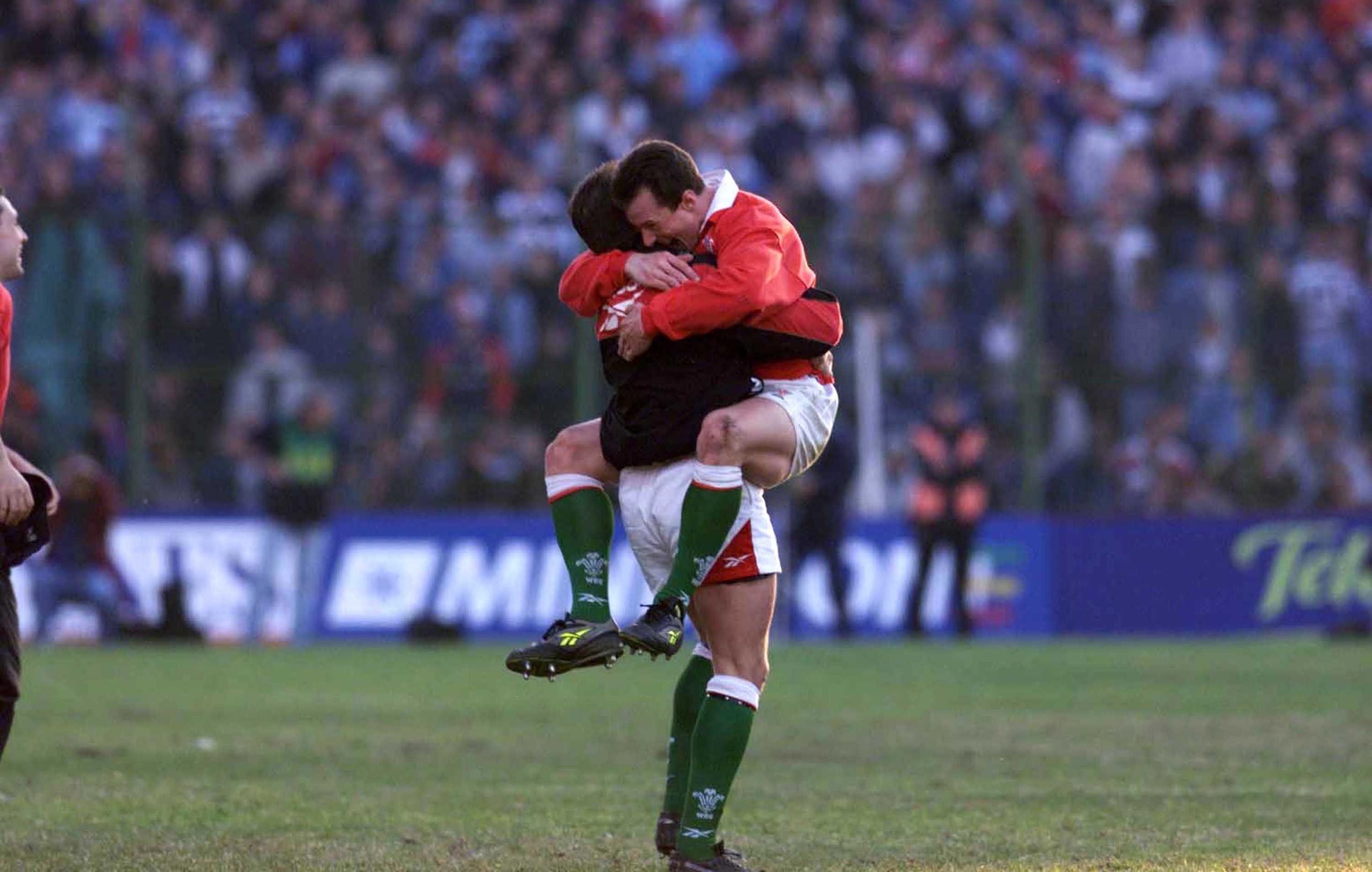 Mewnwr Cymru Rob Howley yn dathlu buddugoliaeth yn yr ail Brawf yn erbyn yr Ariannin yn Buenos Aires yn 1999.