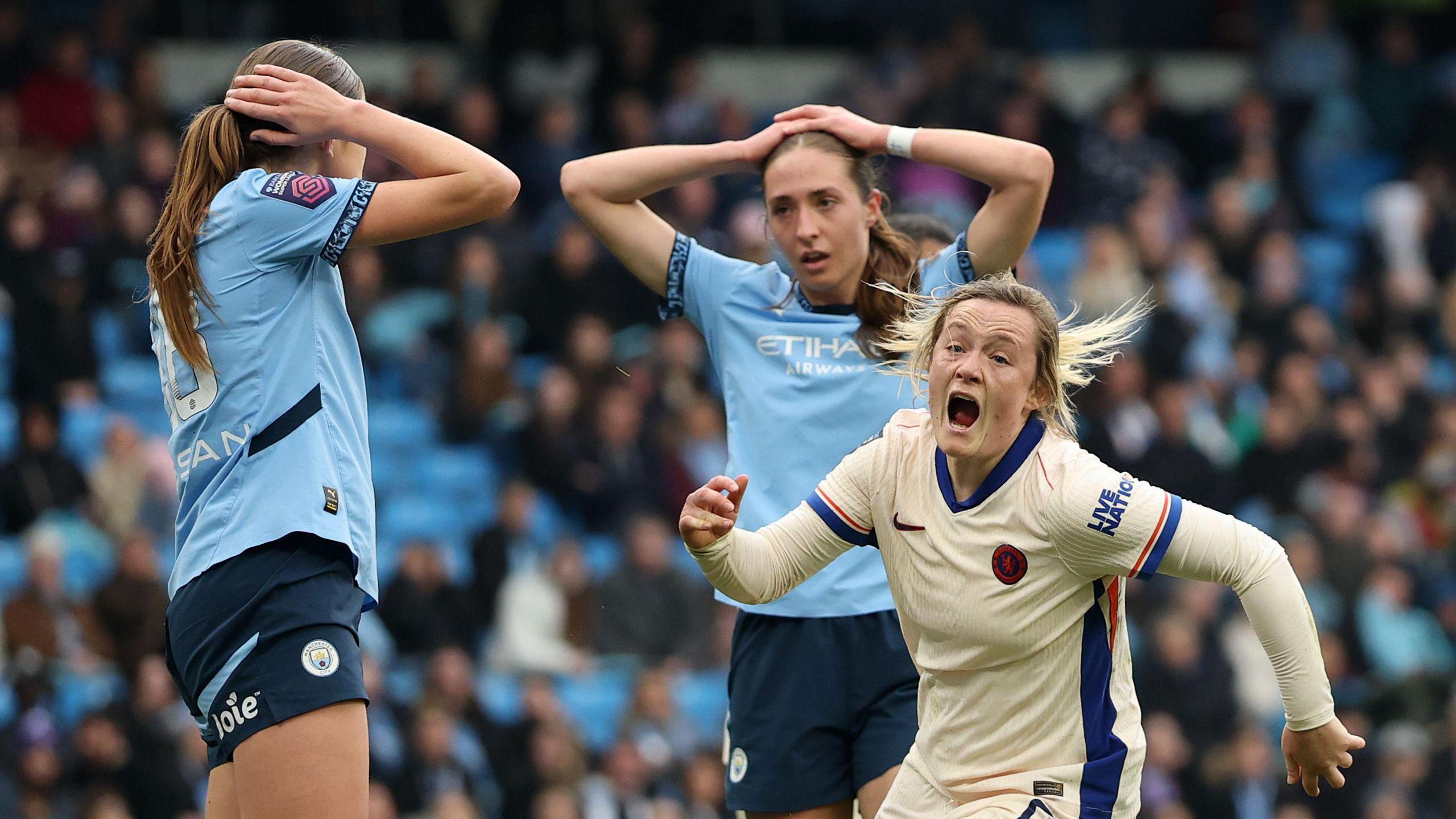 Erin Cuthbert celebrates as Manchester City players look dejected 