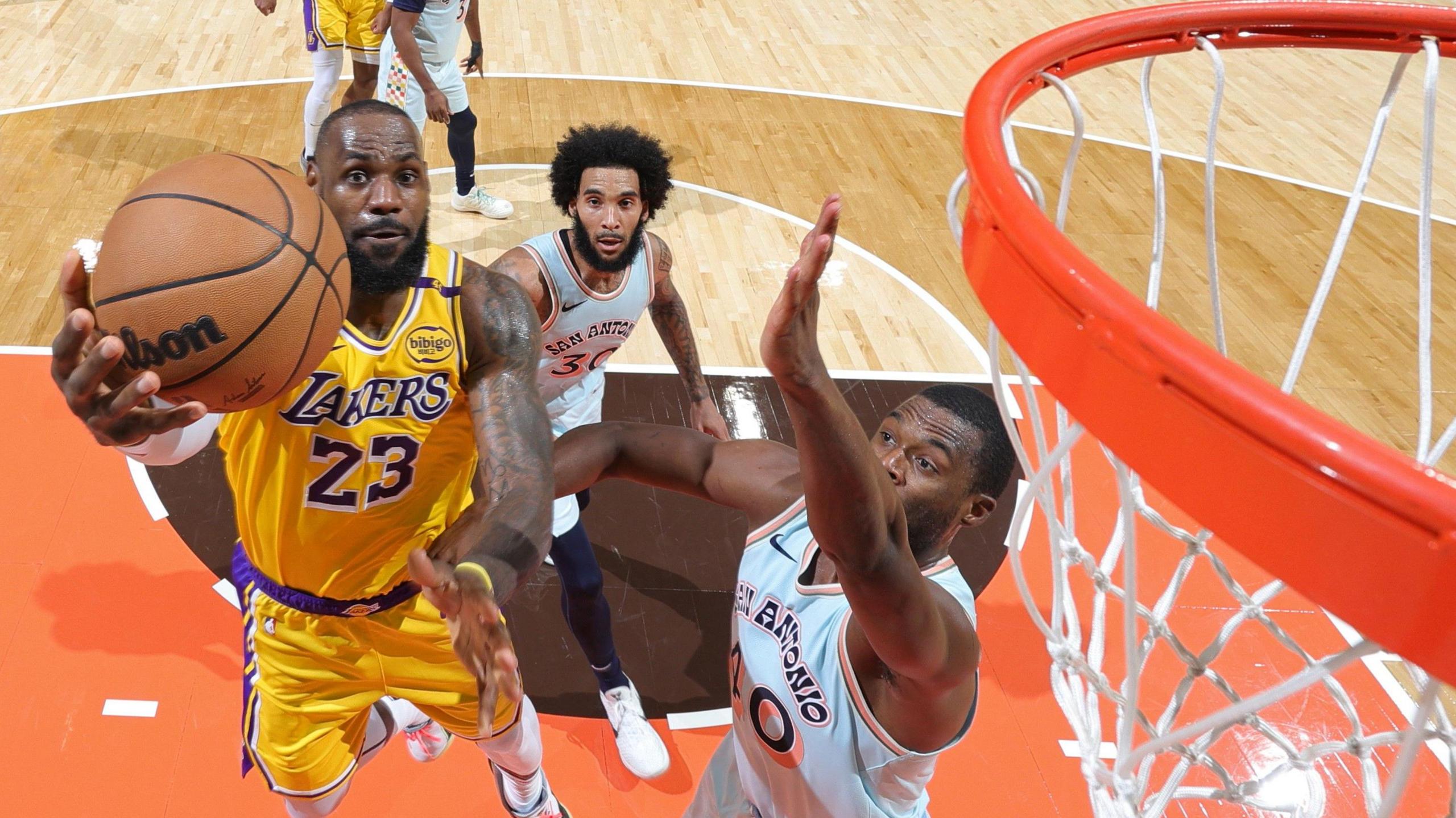 LeBron James in action for the LA Lakers against the San Antonio Spurs 