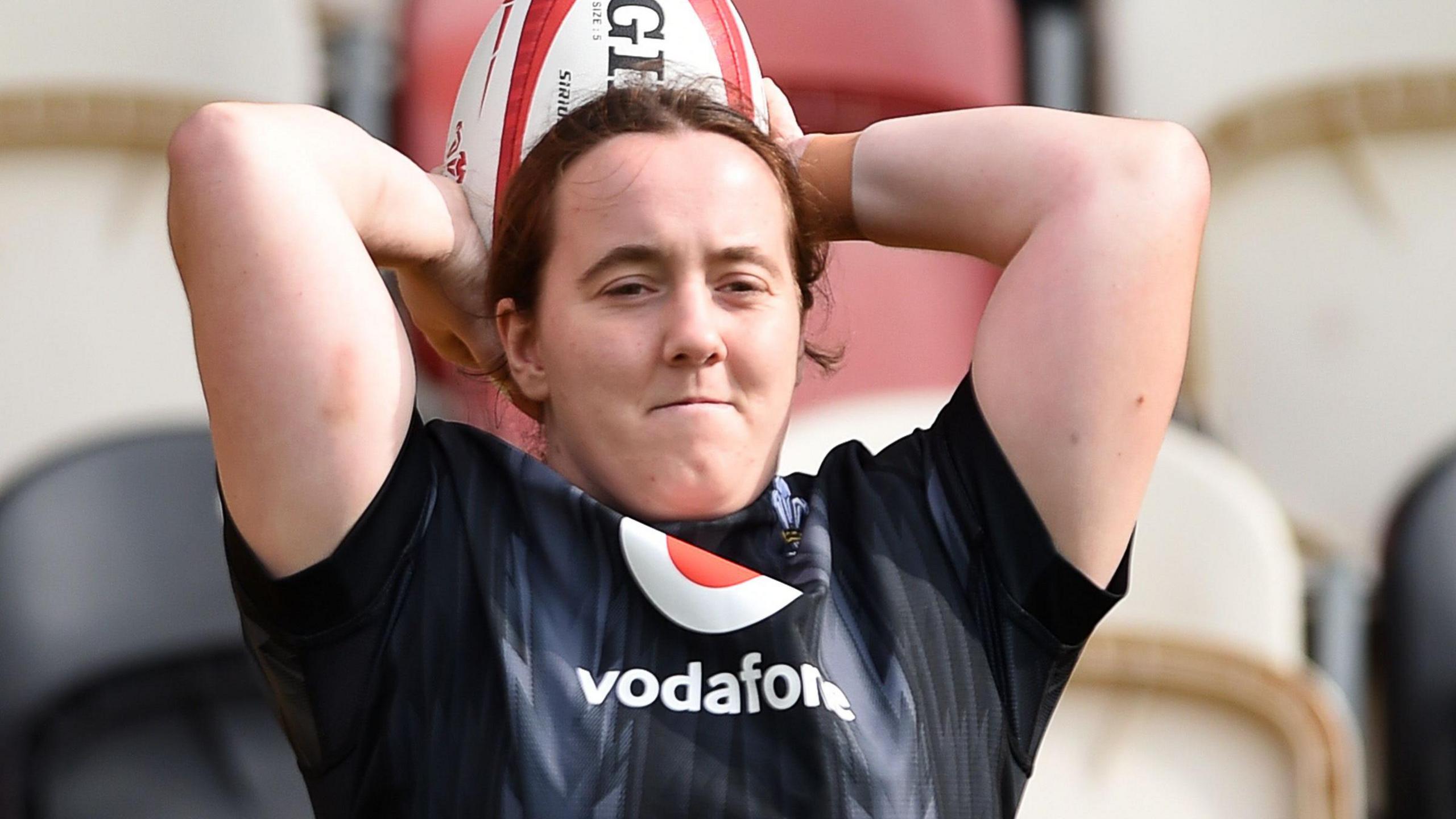 Rosie Carr throwing the ball into a lineout