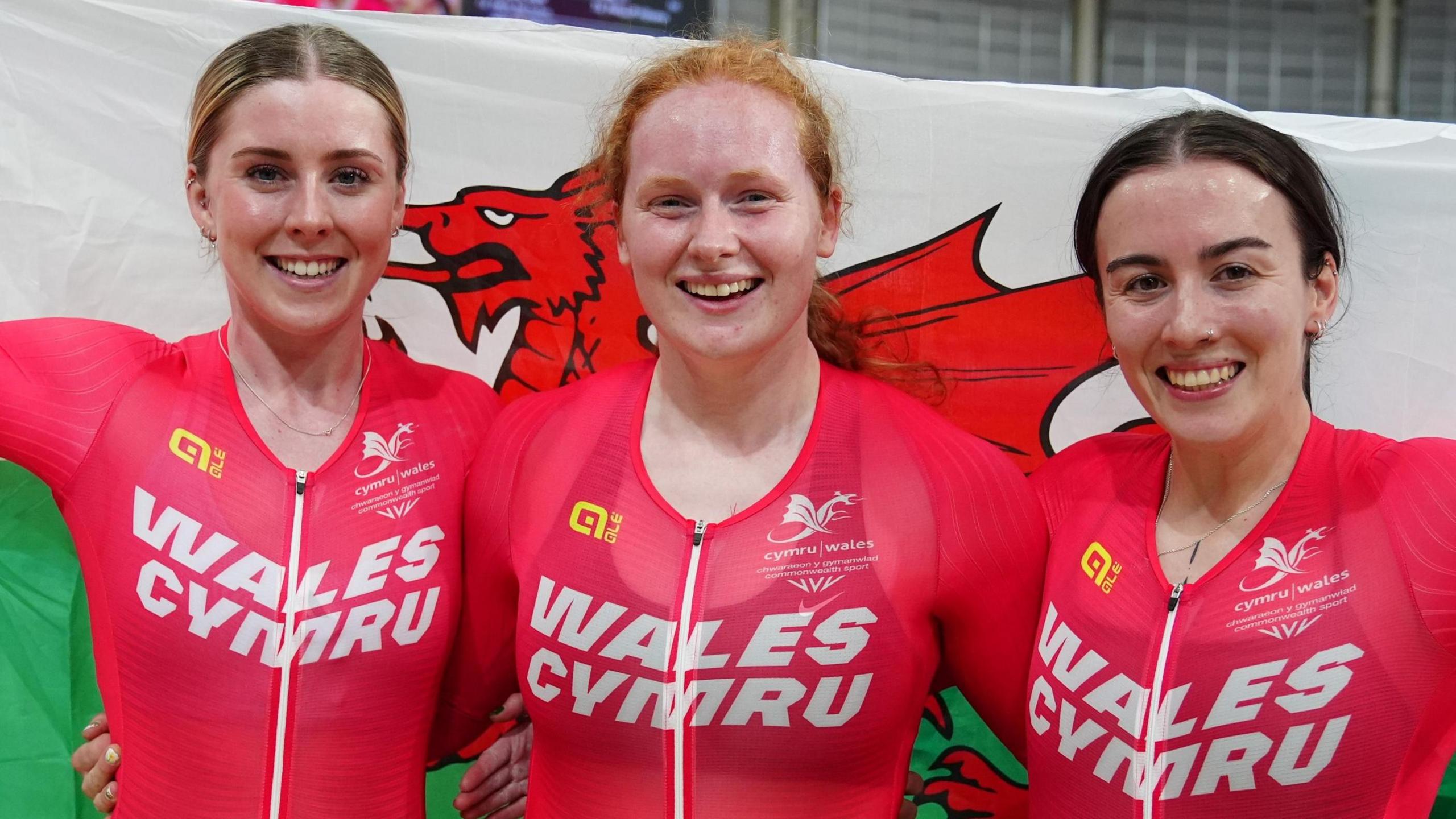 Emma Finucane, Rhian Edmunds a Lowri Thomas