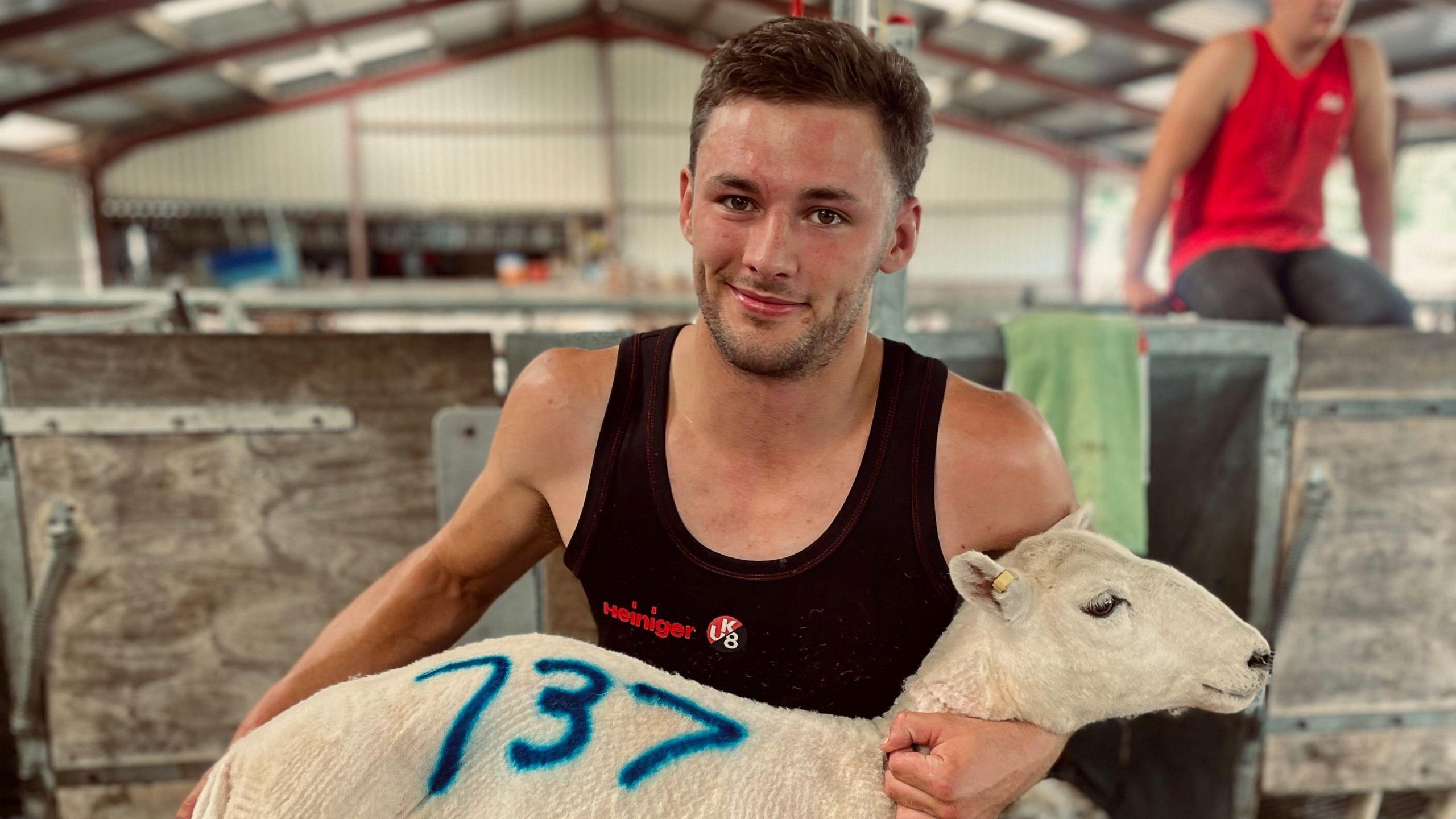 Cneifiwr o Gymru ar y brig yn Seland Newydd am y tro cyntaf mewn degawd ...