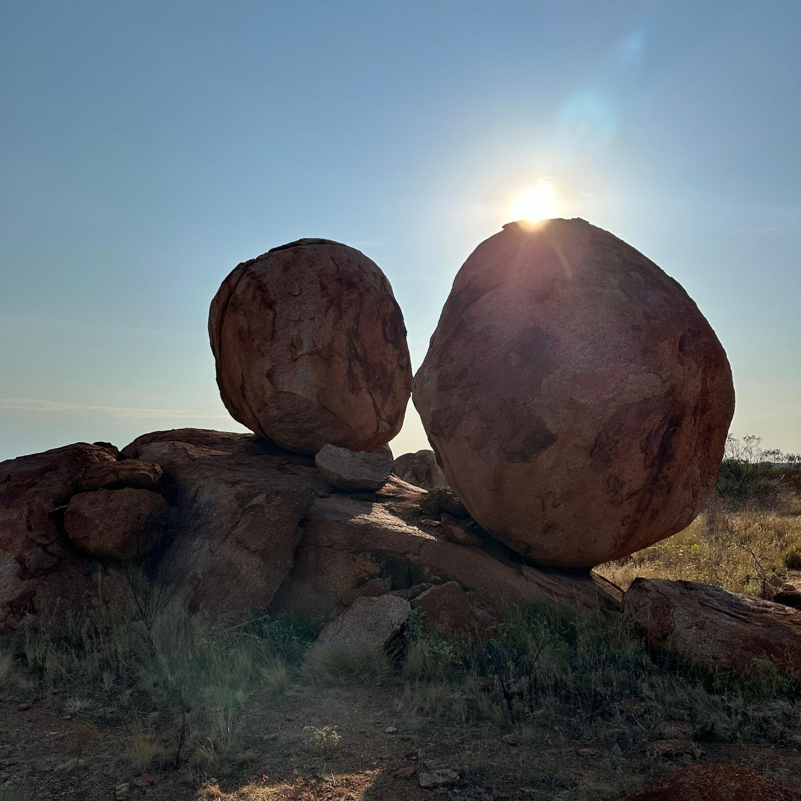 'Karlu Karlu/Devils marbles wrth ymyl Tennant Creek. Mae rhain yn gysegredig i'r pobl leol Kaytete, Warumungu, Warlpiri ac Alyawarra'