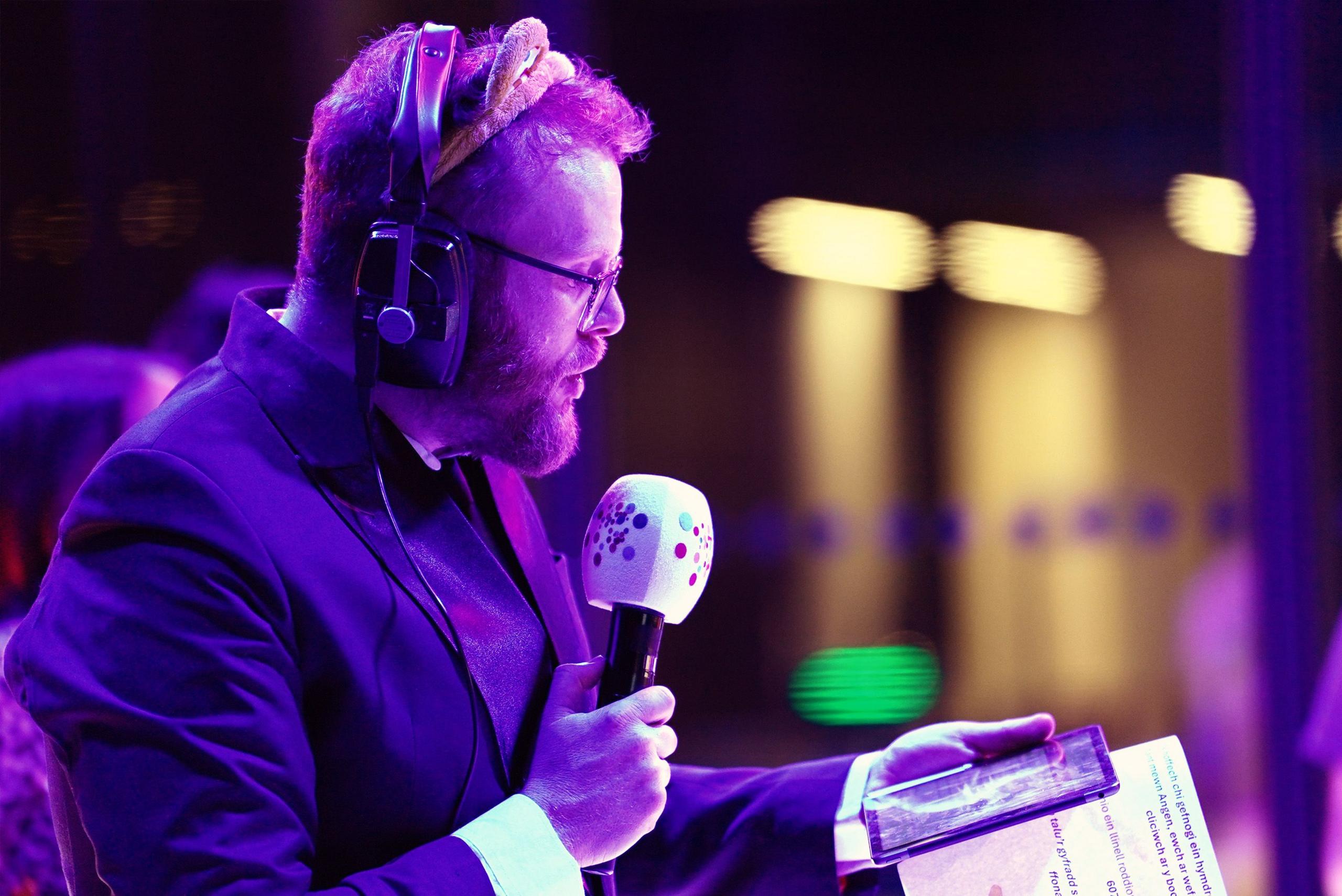 Huw Stephens yn cyflwyno