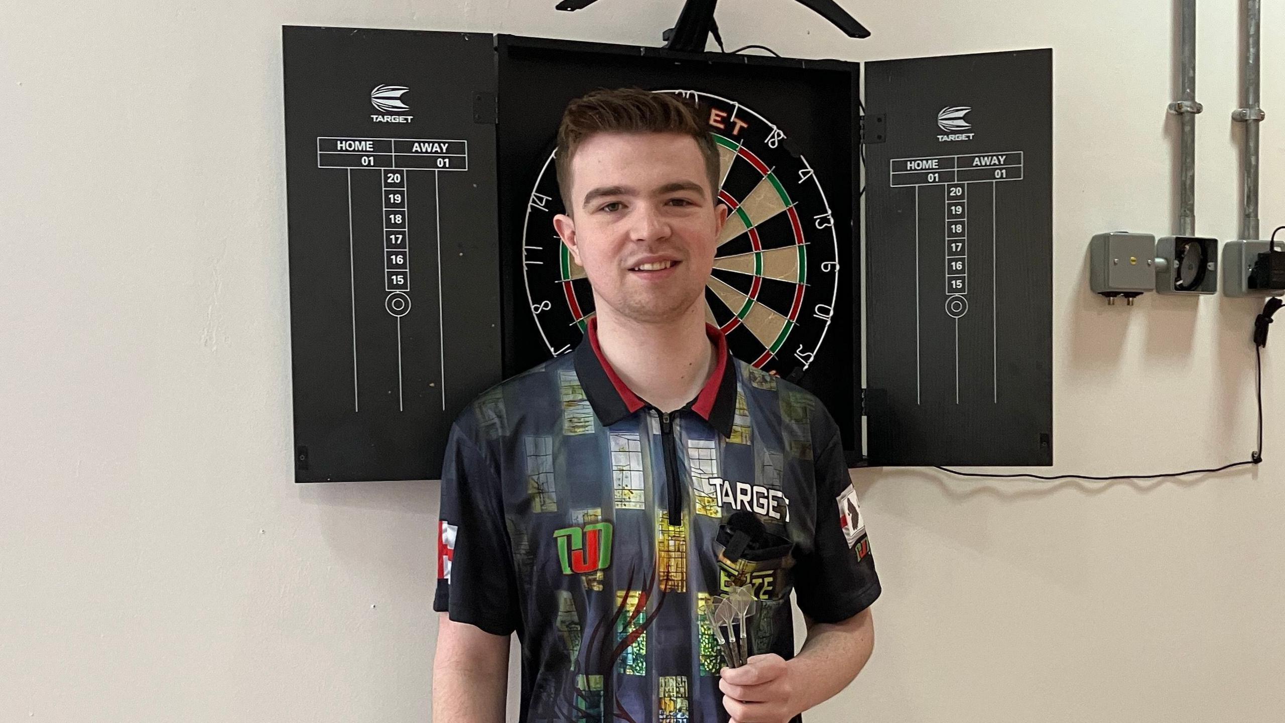 Top Coventry darts teen turns 'pure boredom' into success - BBC News