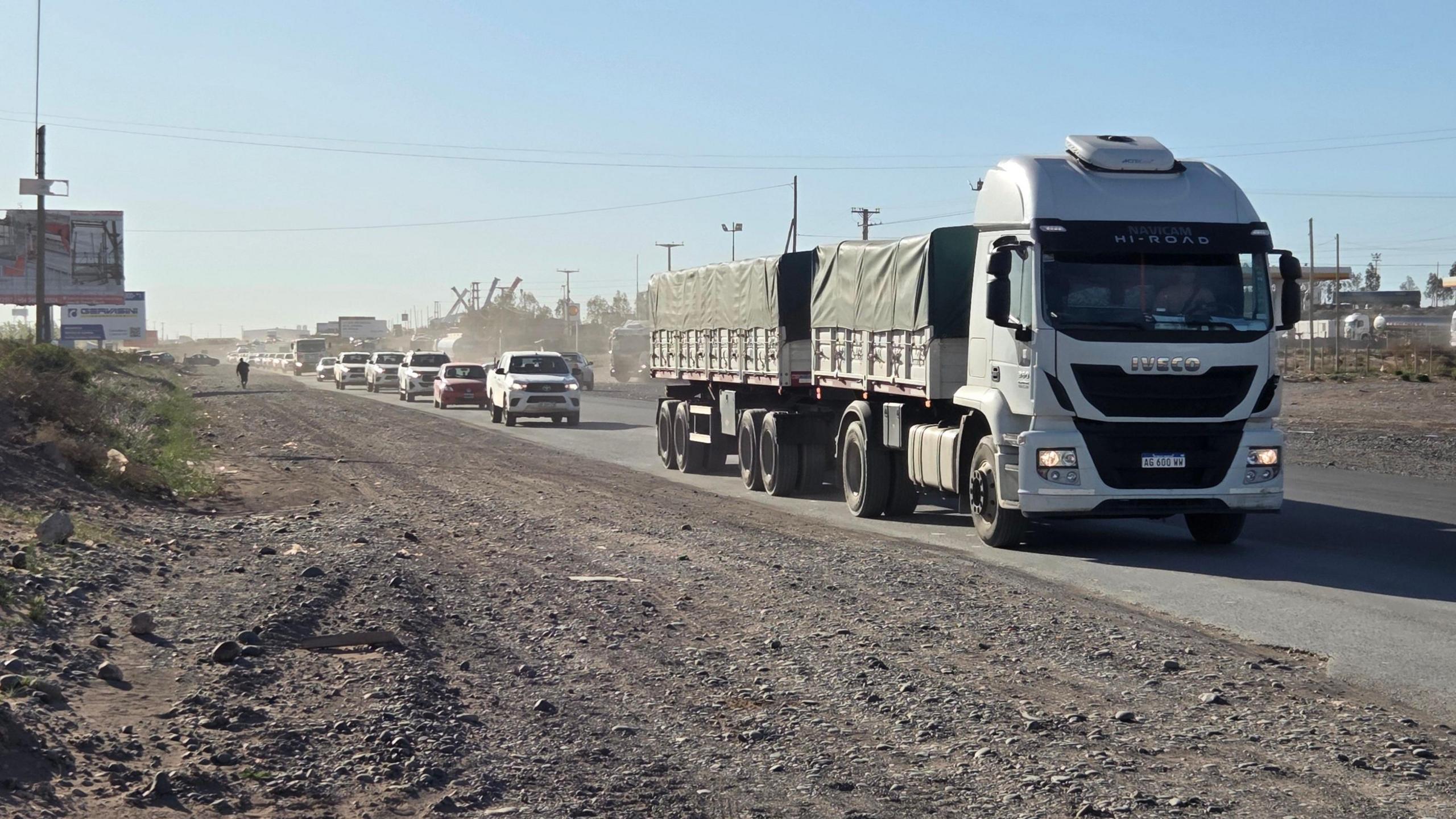 A busy road in Añelo