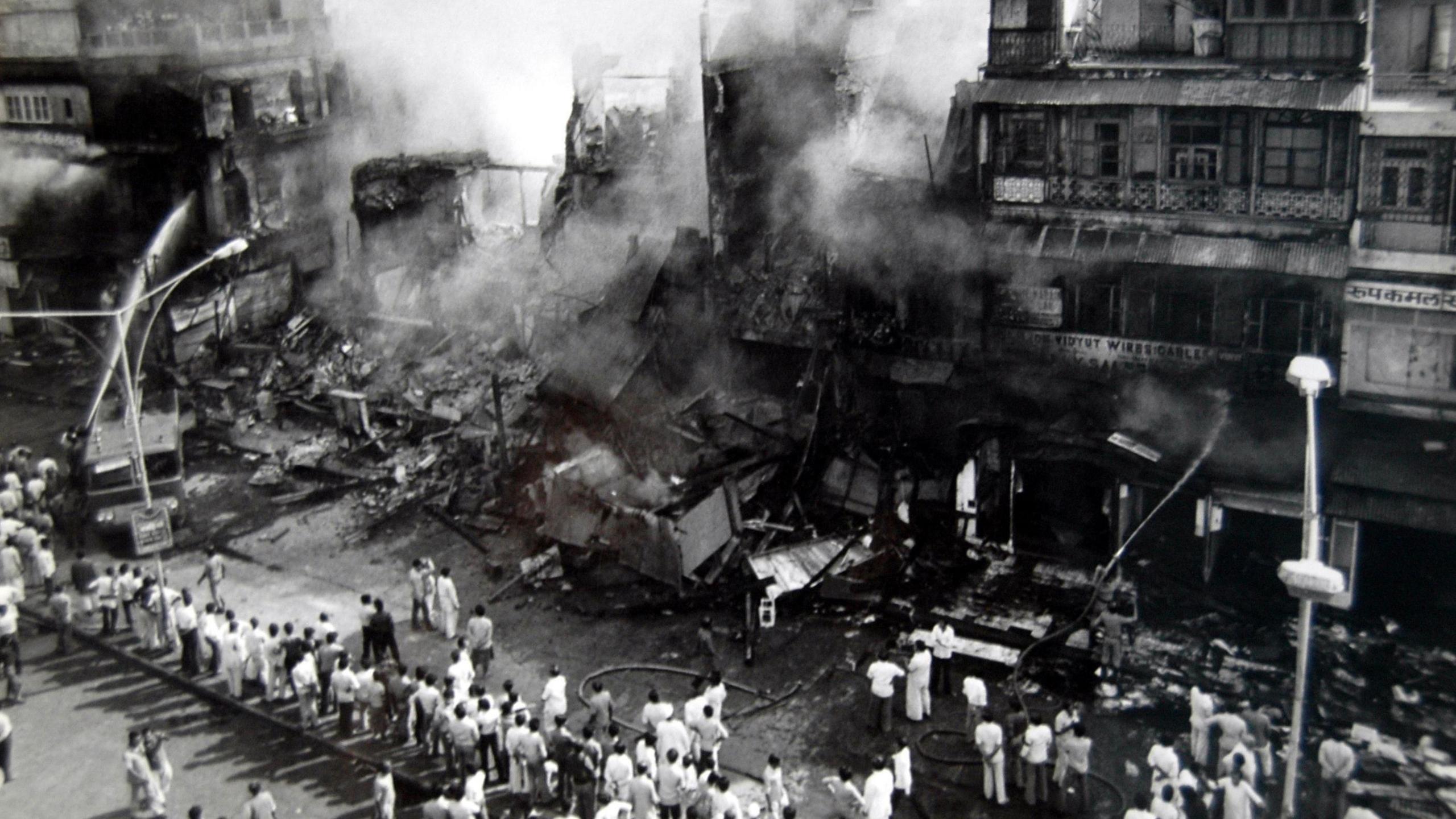 A line of shops belonging to sikhs set on fire during the anti-sikh riots following the killing of Indian Prime Minister Indira Gandhi by her sikh bodyguards in New Delhi, November 02, 1984. (Photo by Sondeep Shankar/ Getty Images)
