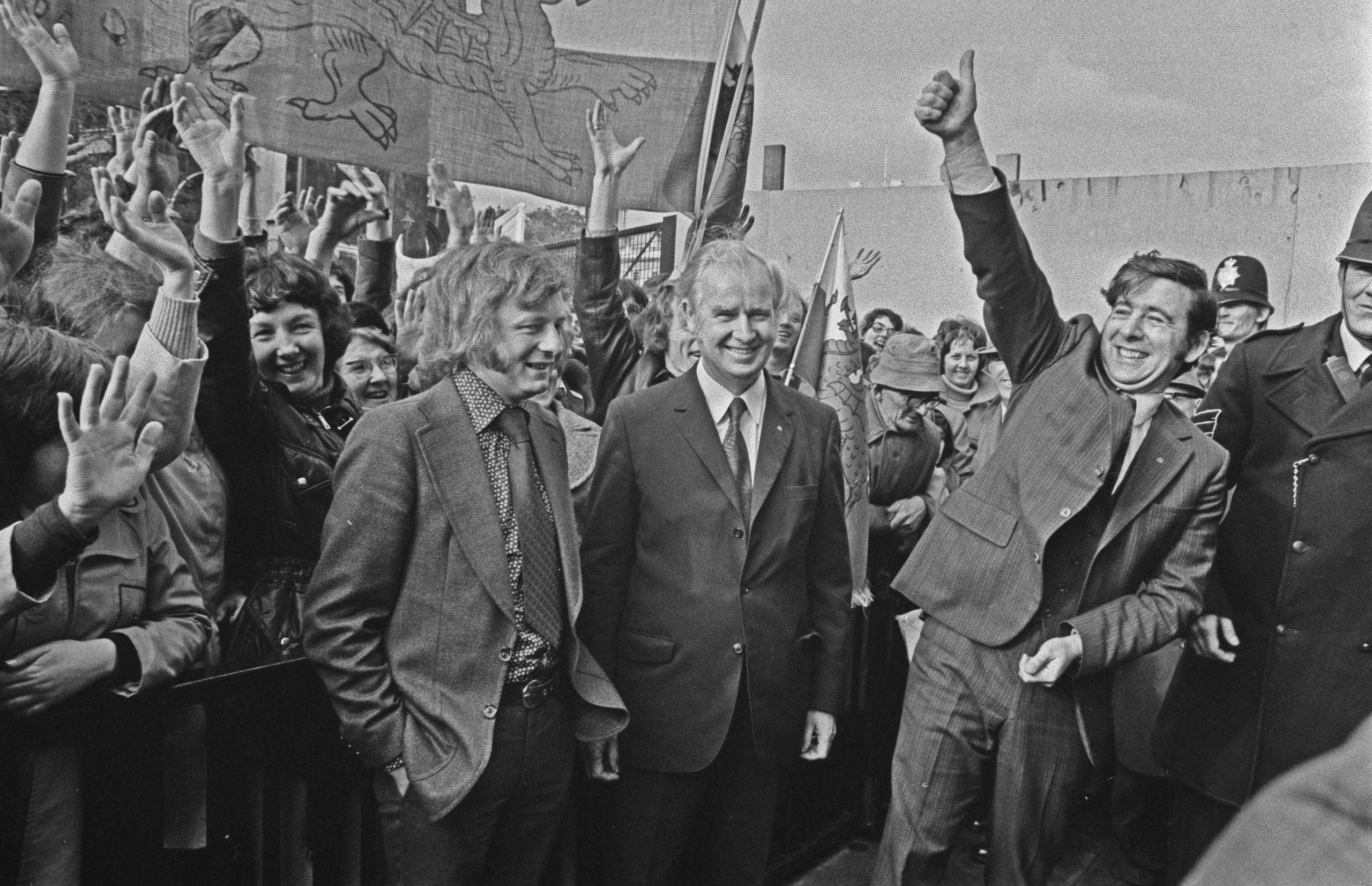 Gwleidydd Cymreig Gwynfor Evans (1912 - 2005, canol), Llywydd Plaid Cymru, gydag ASau Plaid Cymru Dafydd Elis-Thomas (chwith) o Feirionnydd (Meirionnydd Nant Conwy yn ddiweddarach) a Dafydd Wigley (dde) o Gaernarfon, yn Nhŷ’r Cyffredin yn Llundain, DU, 22 Hydref 1974.