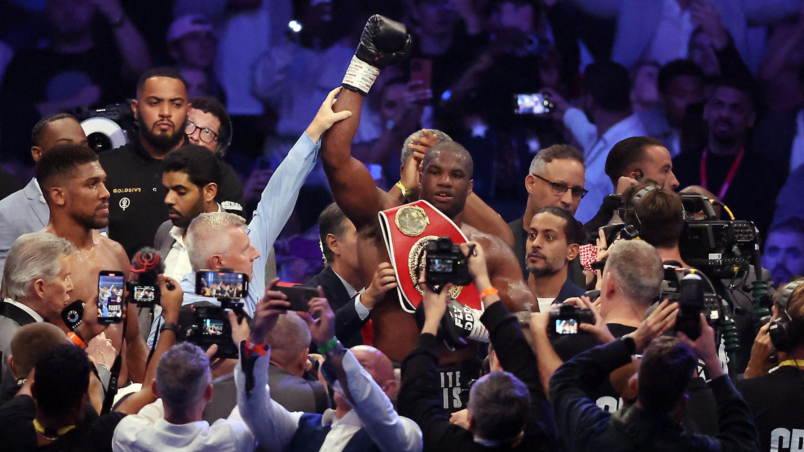 Daniel Dubois with the IBF belt celebrating qhiddeiqutiduinv