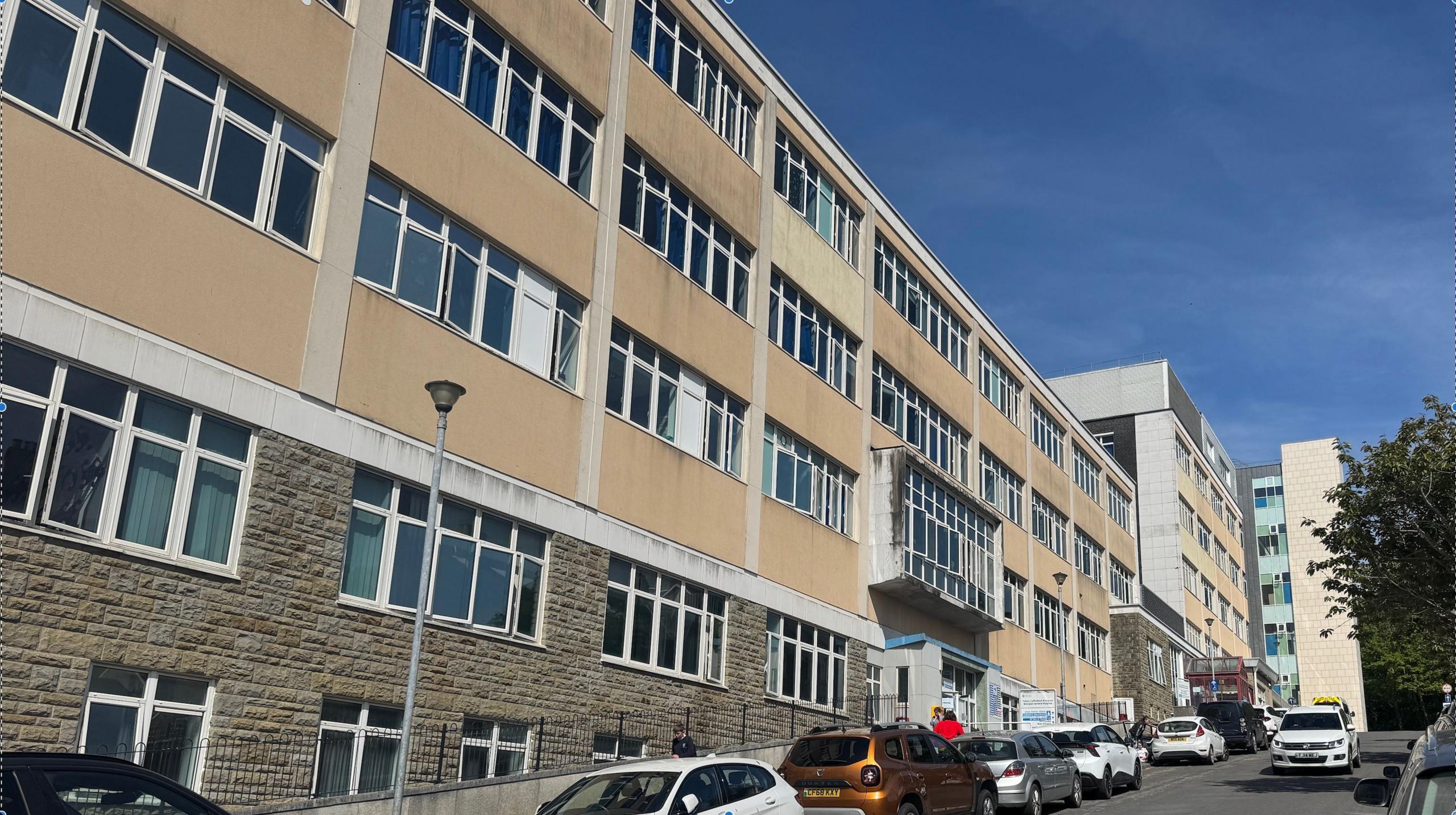 Adeilad ysbyty Bronglais yn Aberystwyth.