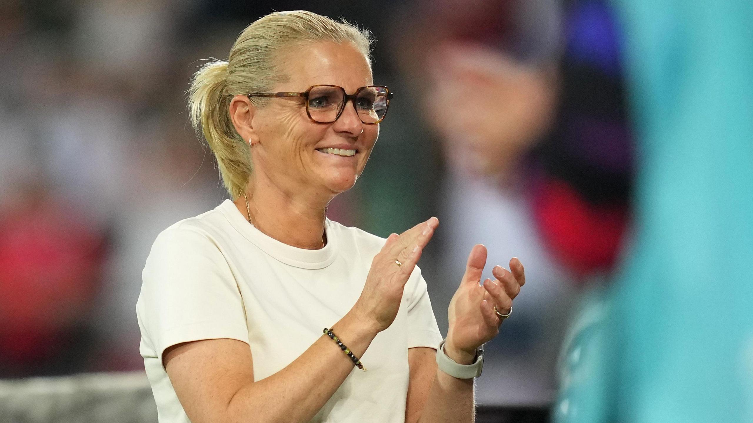 Sarina Wiegman applauds