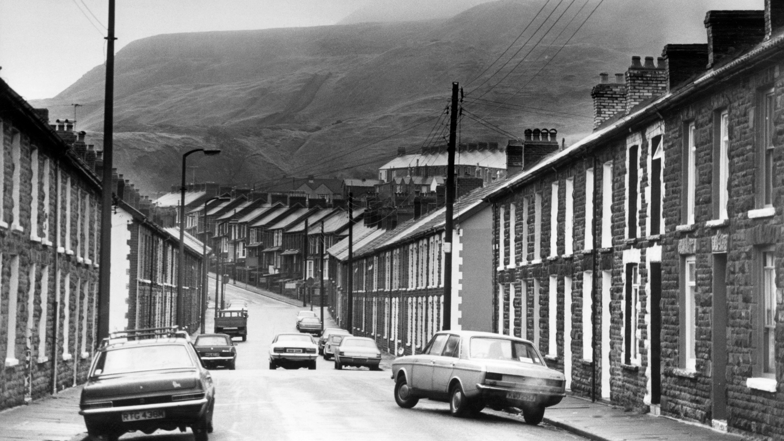 Yr olygfa o bentref Gelli o Alexander Road yn Rhondda Cynon Taf. Awst 1980.