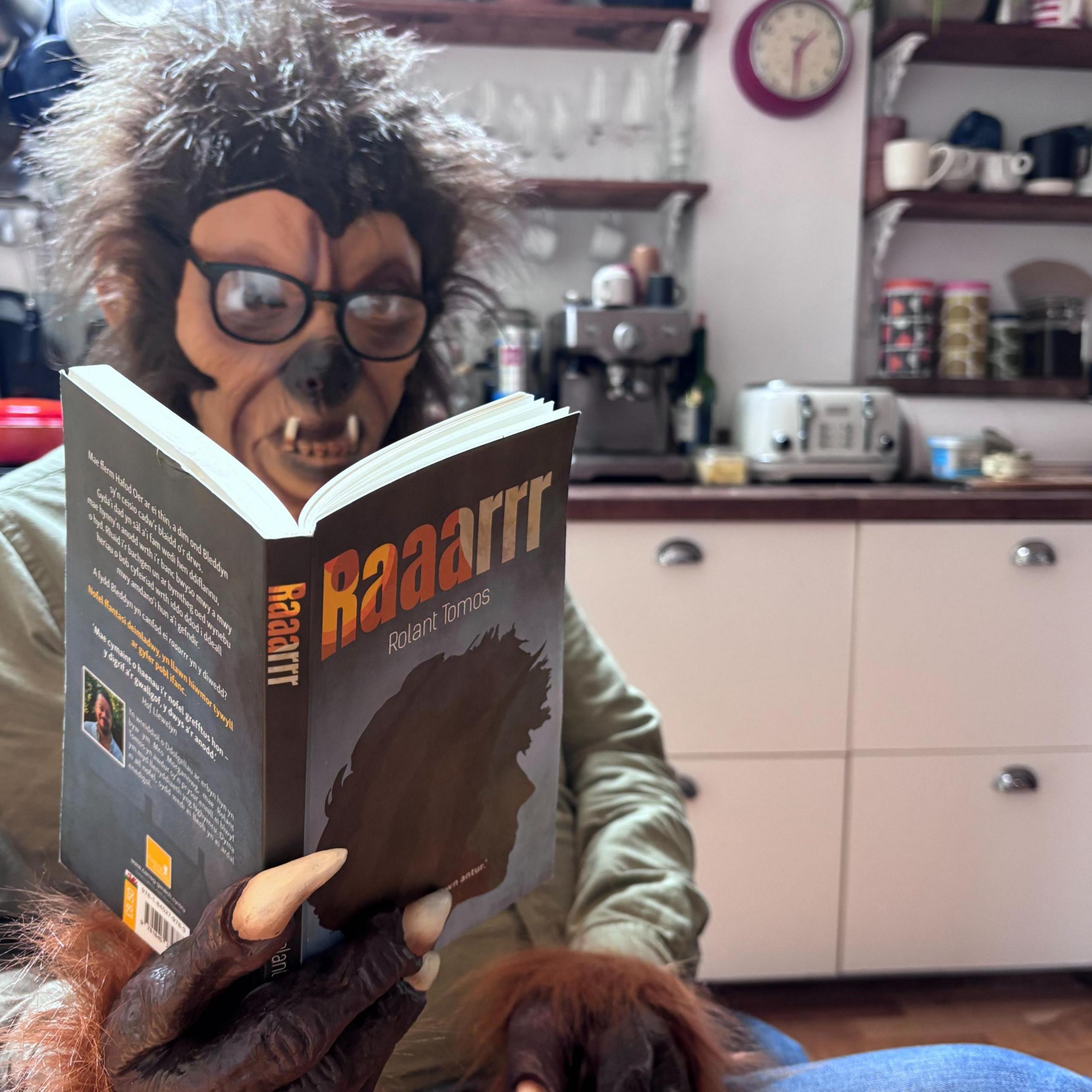 Rolant yn darllen ei nofel