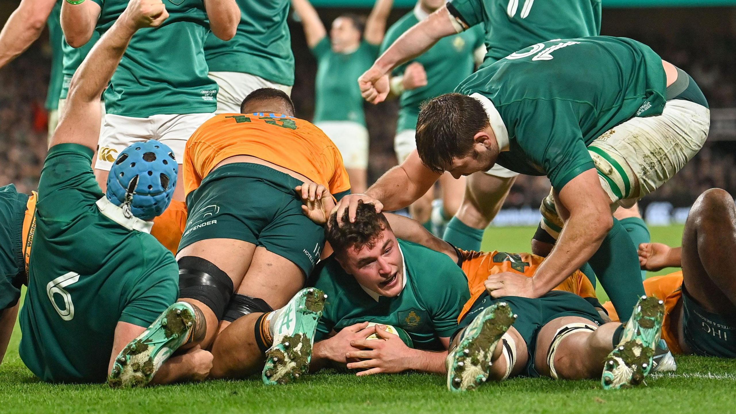 Gus McCarthy scores his try 