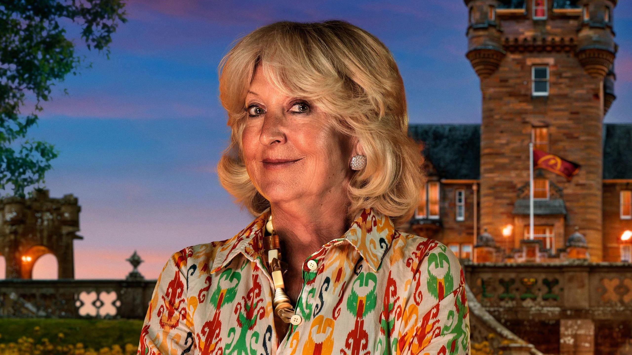 Fiona Hughes o flaen castell The Traitors