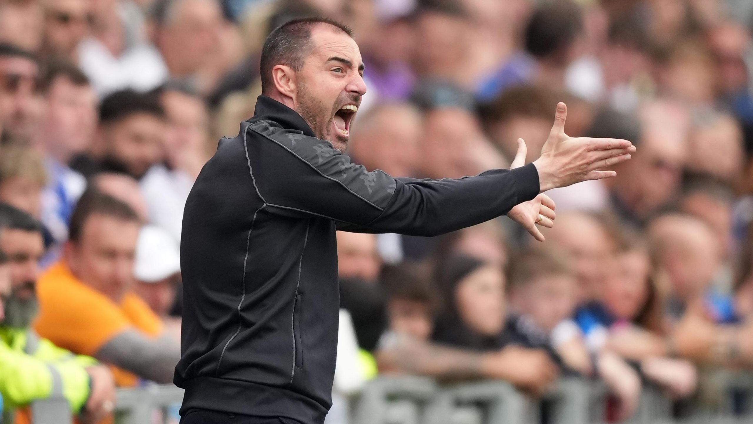 Hull City boss Ruben Selles shouts instructions for his side